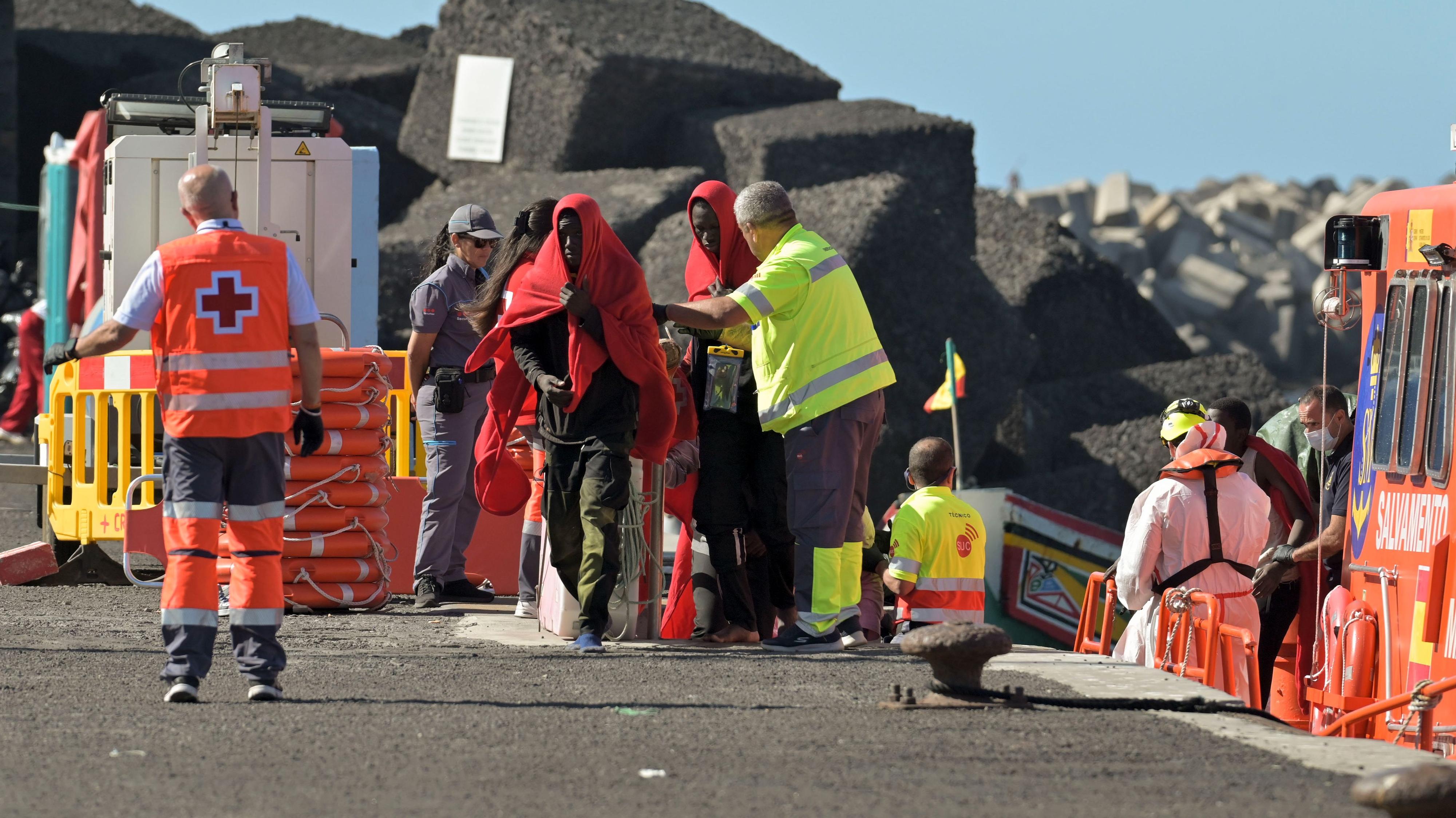 Dos muertos en la primera patera que llega a las costas canarias en 2025