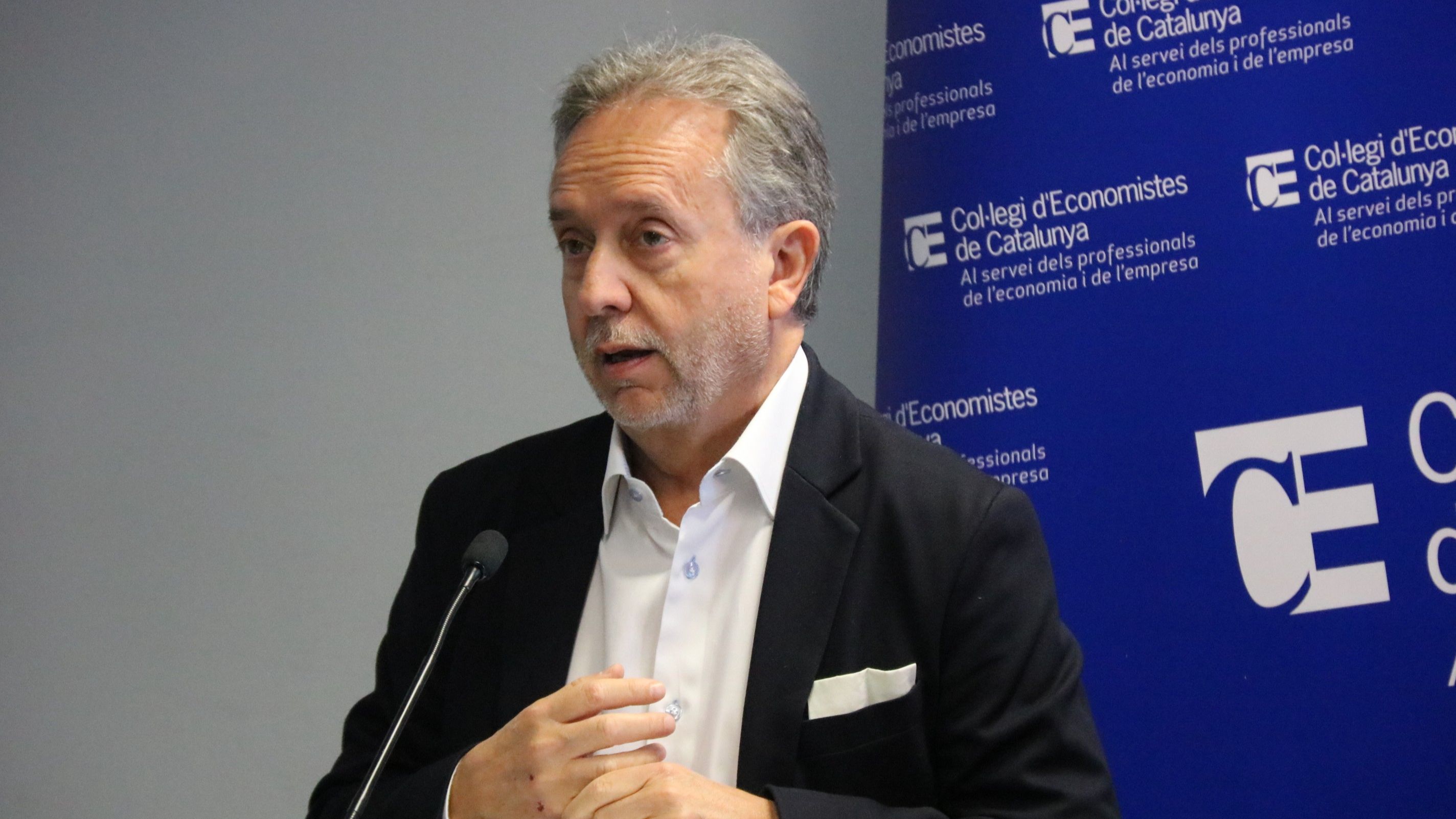 Els economistes alerten que l'actual sistema de governança frena el creixement episode artwork