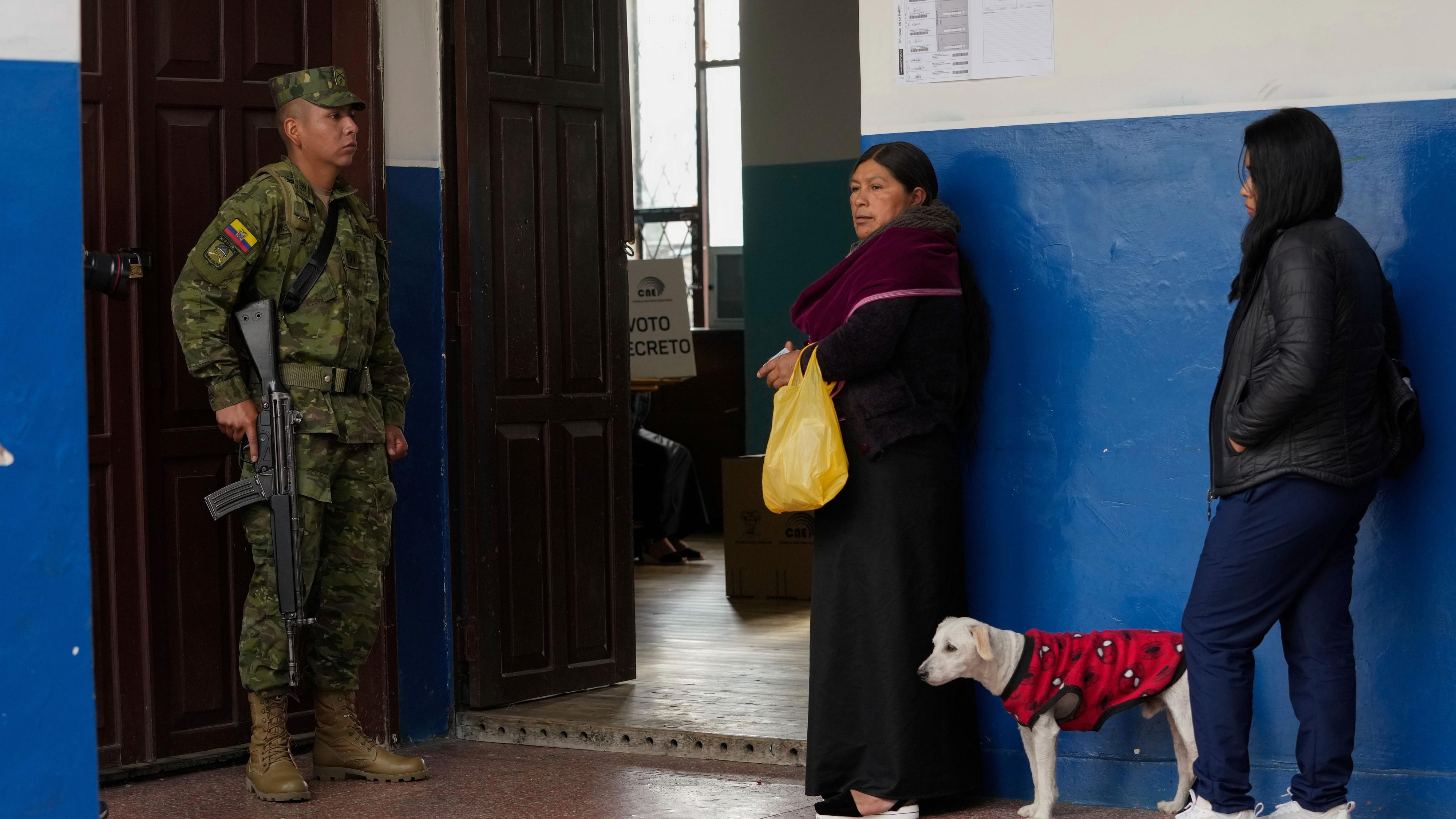 Ecuador vota sobre seguridad en plena espiral de violencia
