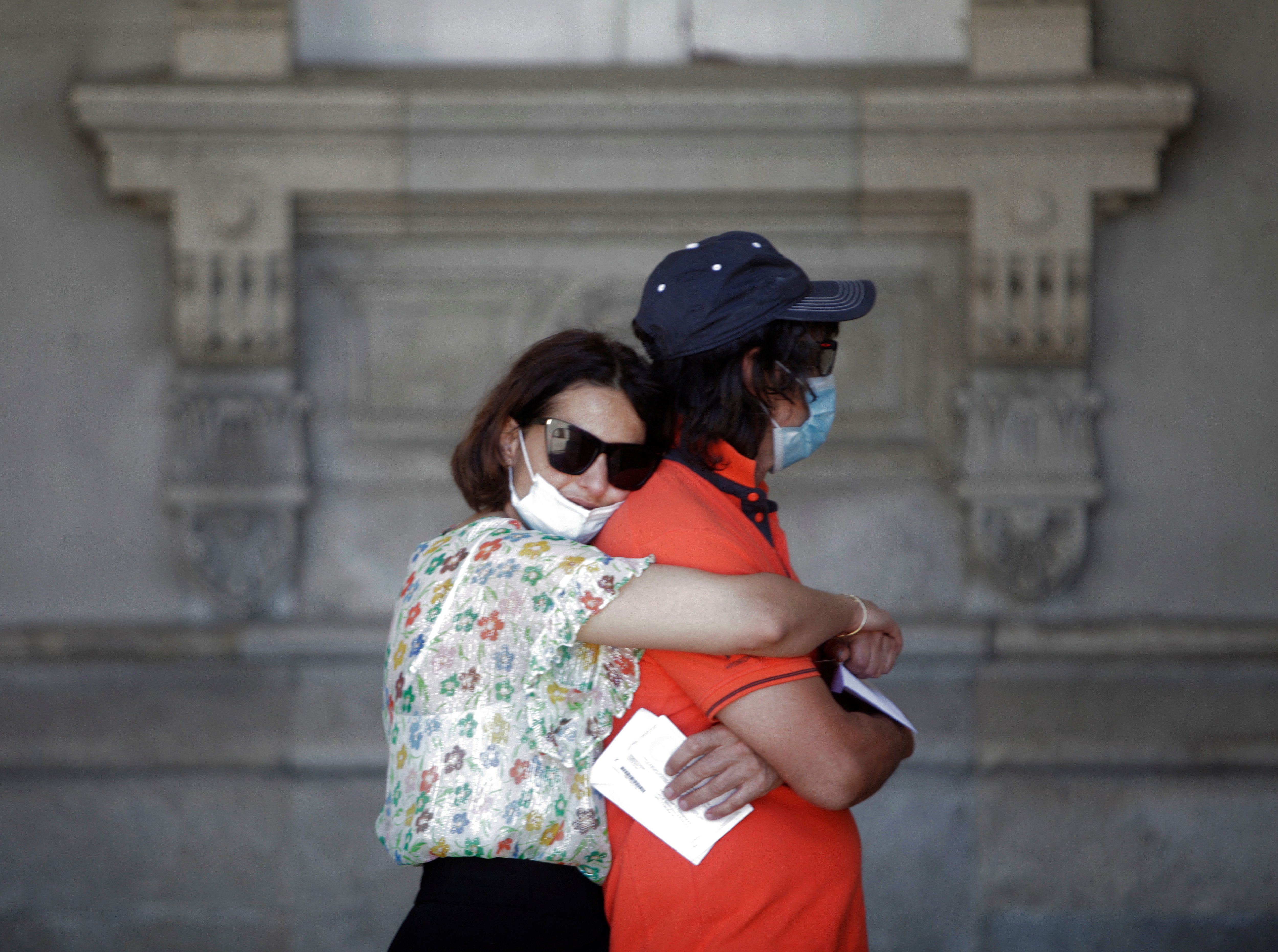 Elecciones en Galicia 2020 Dos personas aguardan en la fila para votar, este domingo en un colegio electoral de A Coruña con motivo de las elecciones autonómicas.