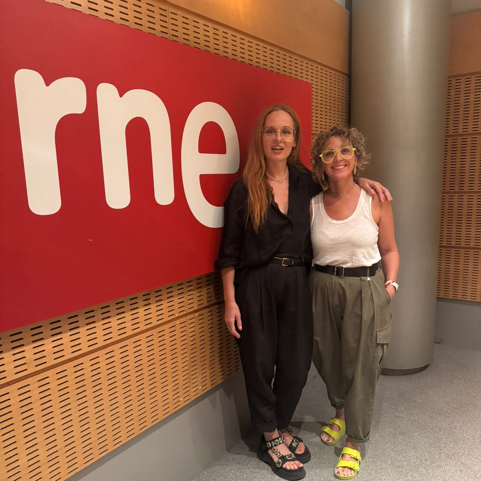 Portada de Con ellas. Mujeres que cuentan