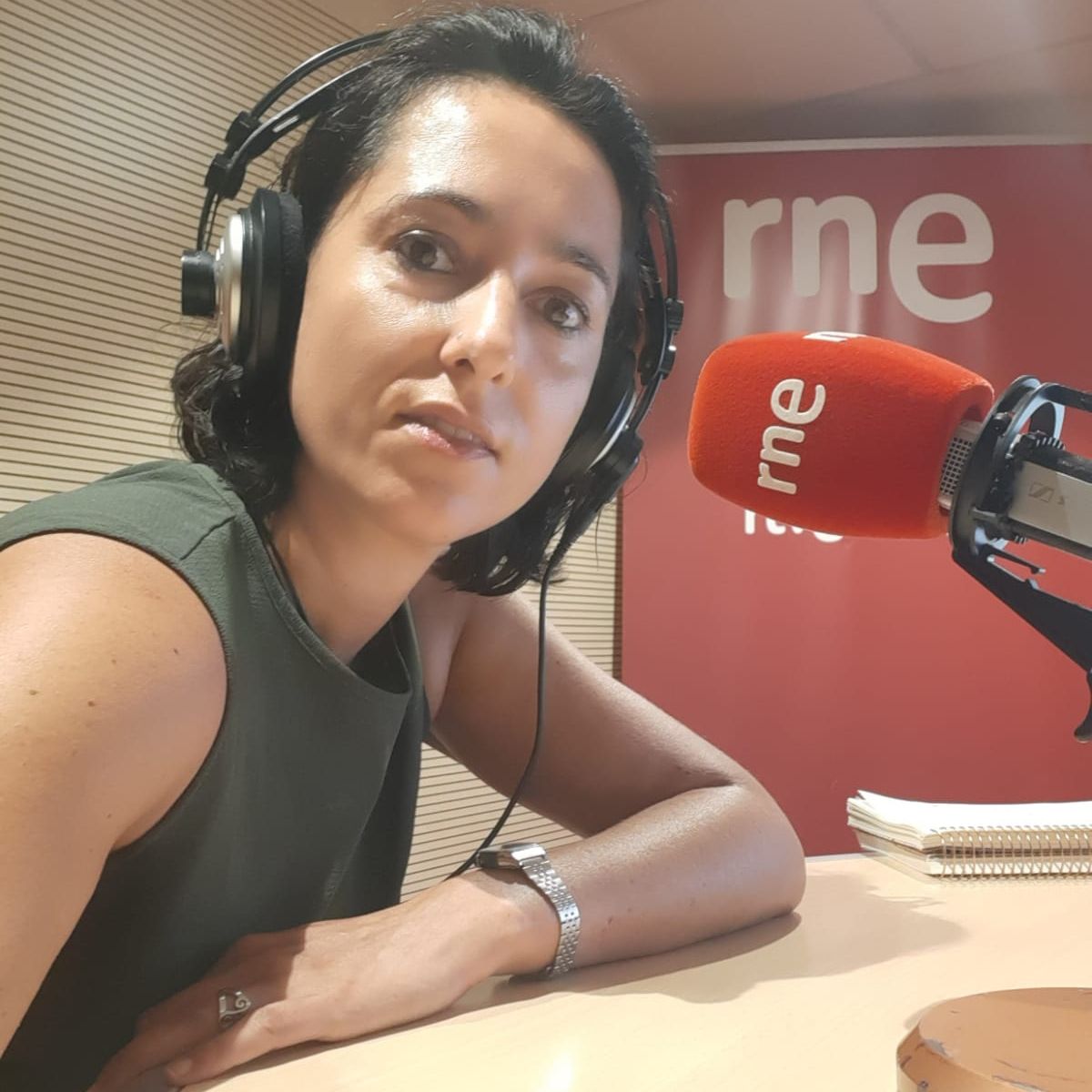 Con ellas. Mujeres que cuentan - Cristina Molares Gómez: la médico de las vidrieras - 24/12/25 episode artwork