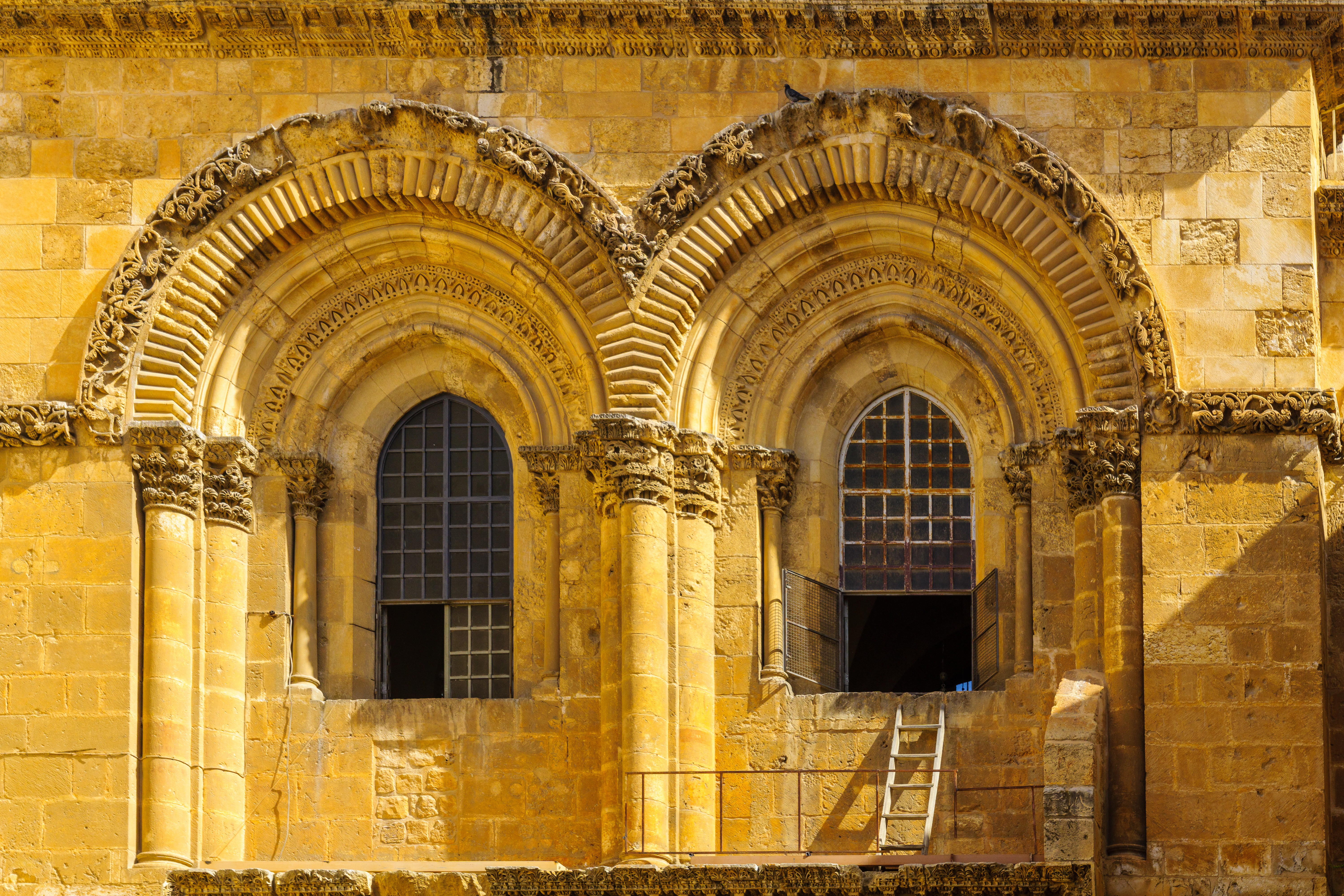 La emblemática escalera de la iglesia del Santo Sepulcro