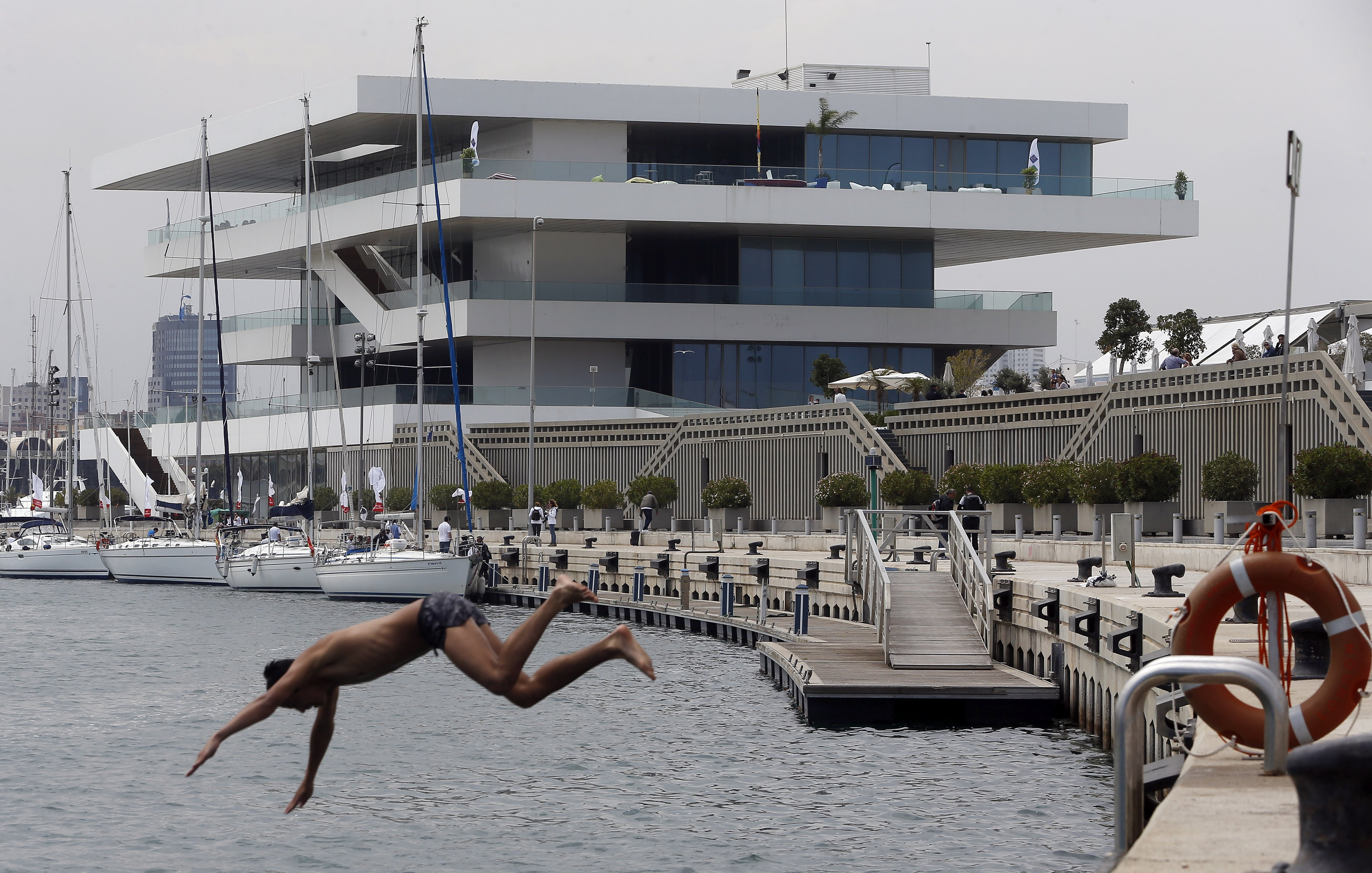 El emblemático edificio Veles e vents, icono arquitectónico de la Copa del América de vela, obra de los arquitectos David Chipperfield y Fermín Vázquez.