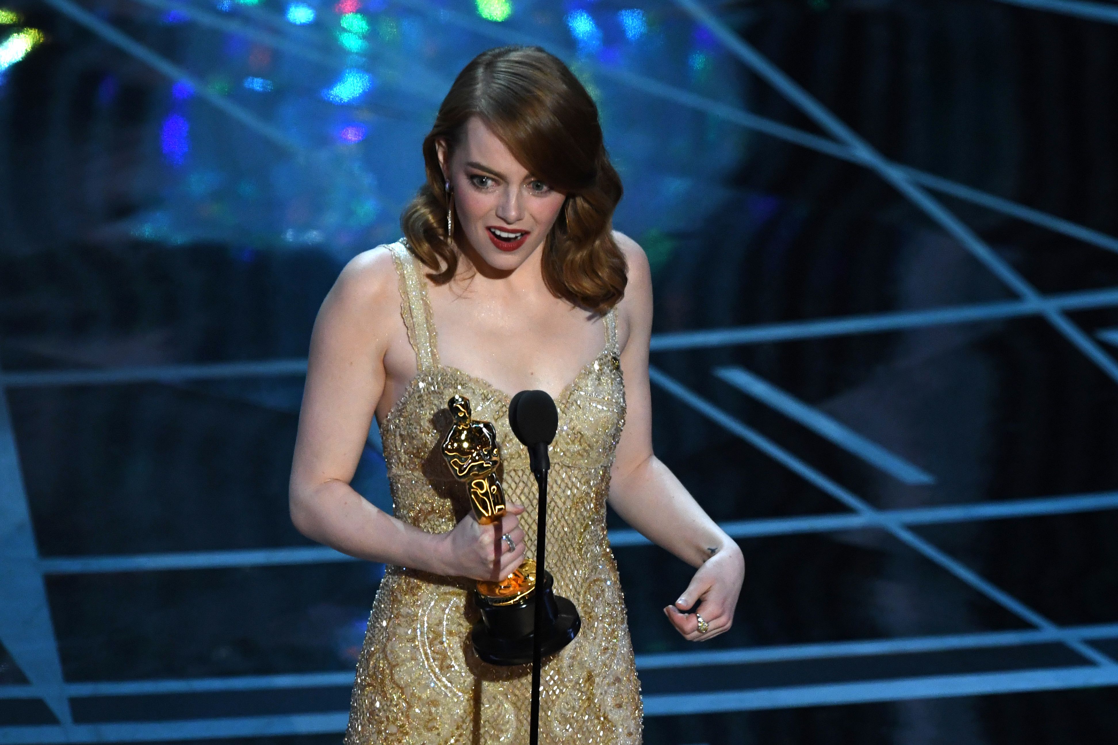Emma Stone recibe el Oscar a mejor actriz por su papel en 'La la land' Emma Stone recibe el Oscar a mejor actriz por su papel en 'La la land'