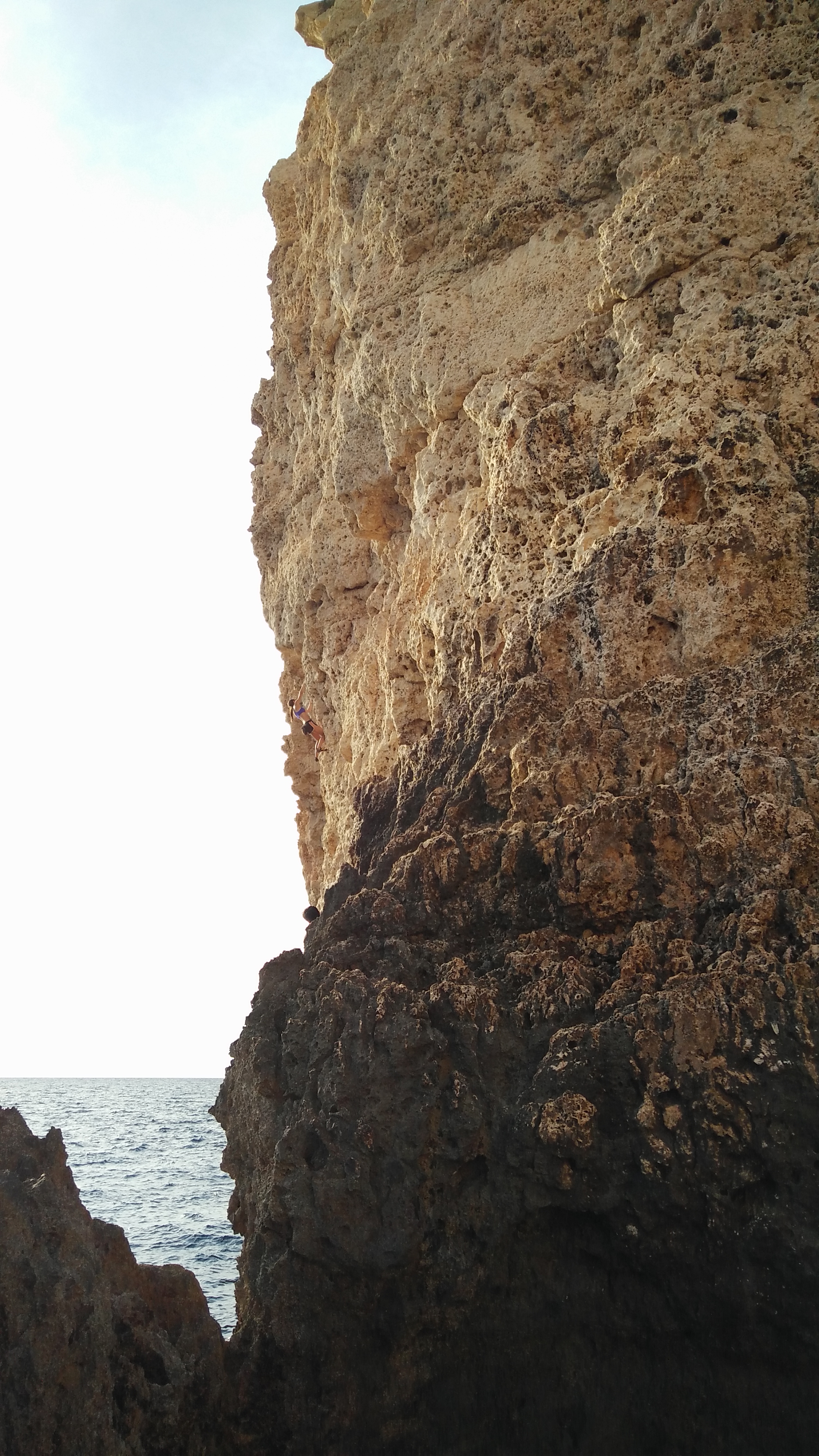 La escaladora Maja Jonjic practica el 'psicobloc' en la costa de Malta La escaladora Maja Jonjic practica el 'psicobloc' en la costa de Malta