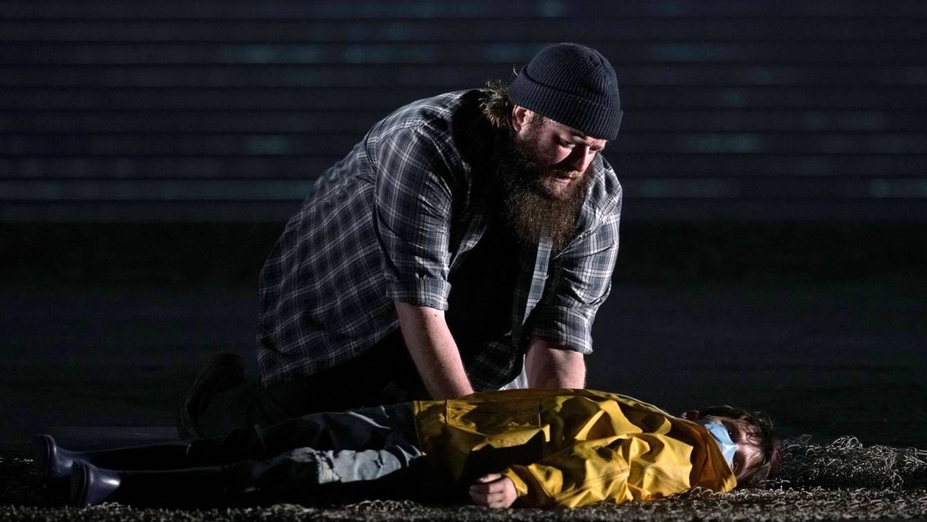 Escena de 'Peter Grimes' en el Teatro Real con Allan Clayton