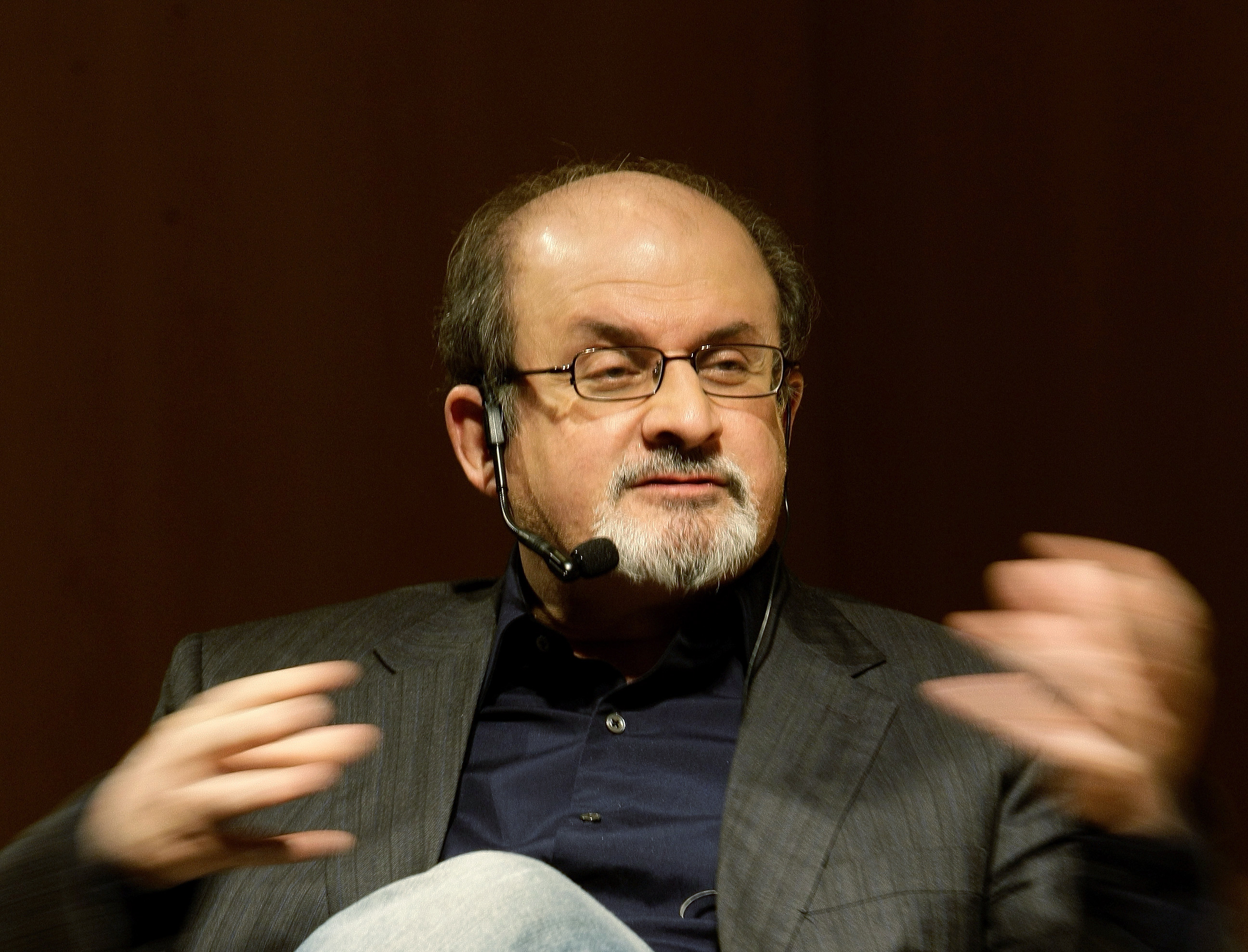 El Escritor Salman Rushdie Gana La Batalla A Facebook Y Su Política De ...