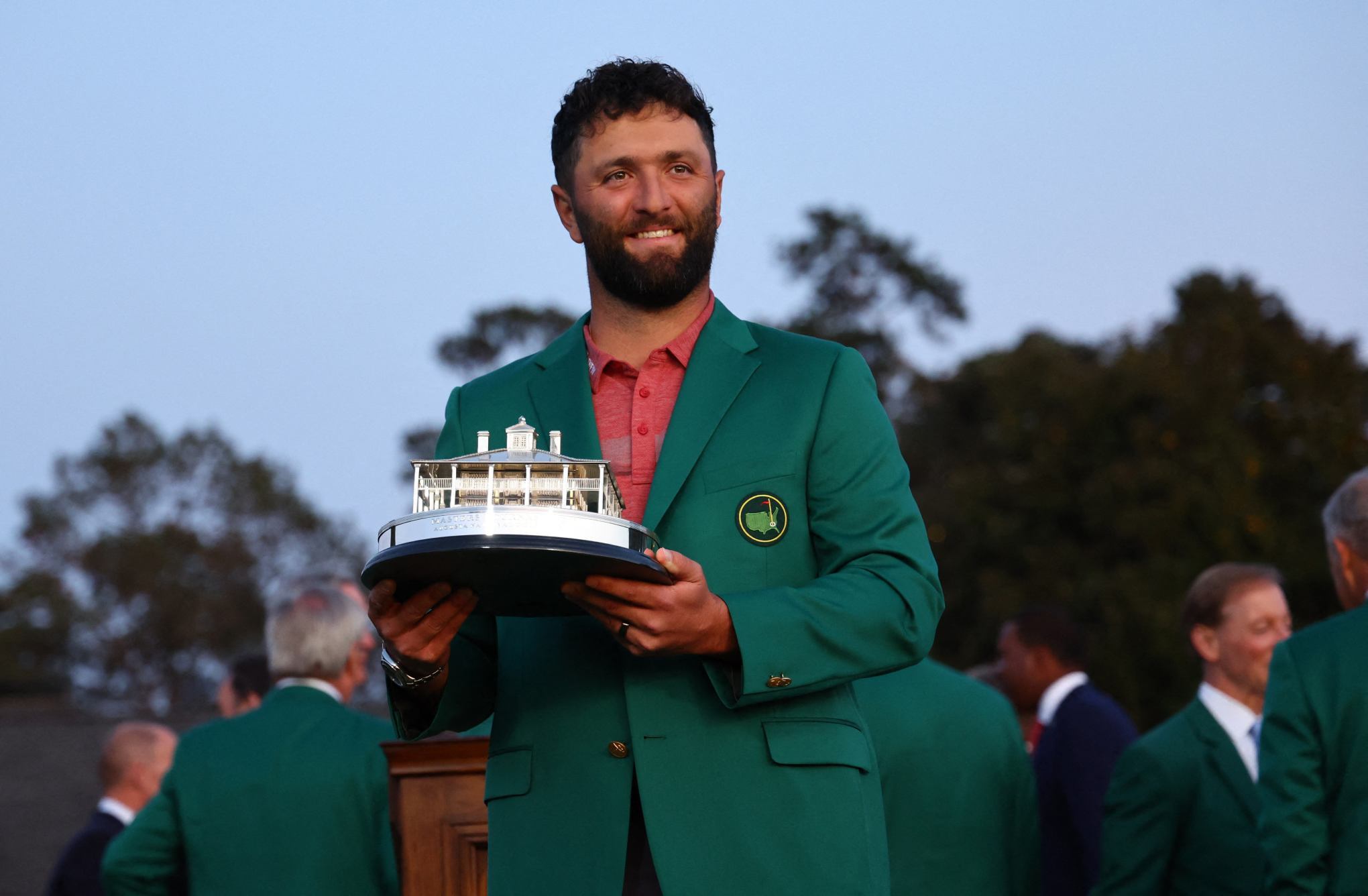 El español Jon Rahm con su chaqueta verde y trofeo tras ganar el Masters de Augusta.