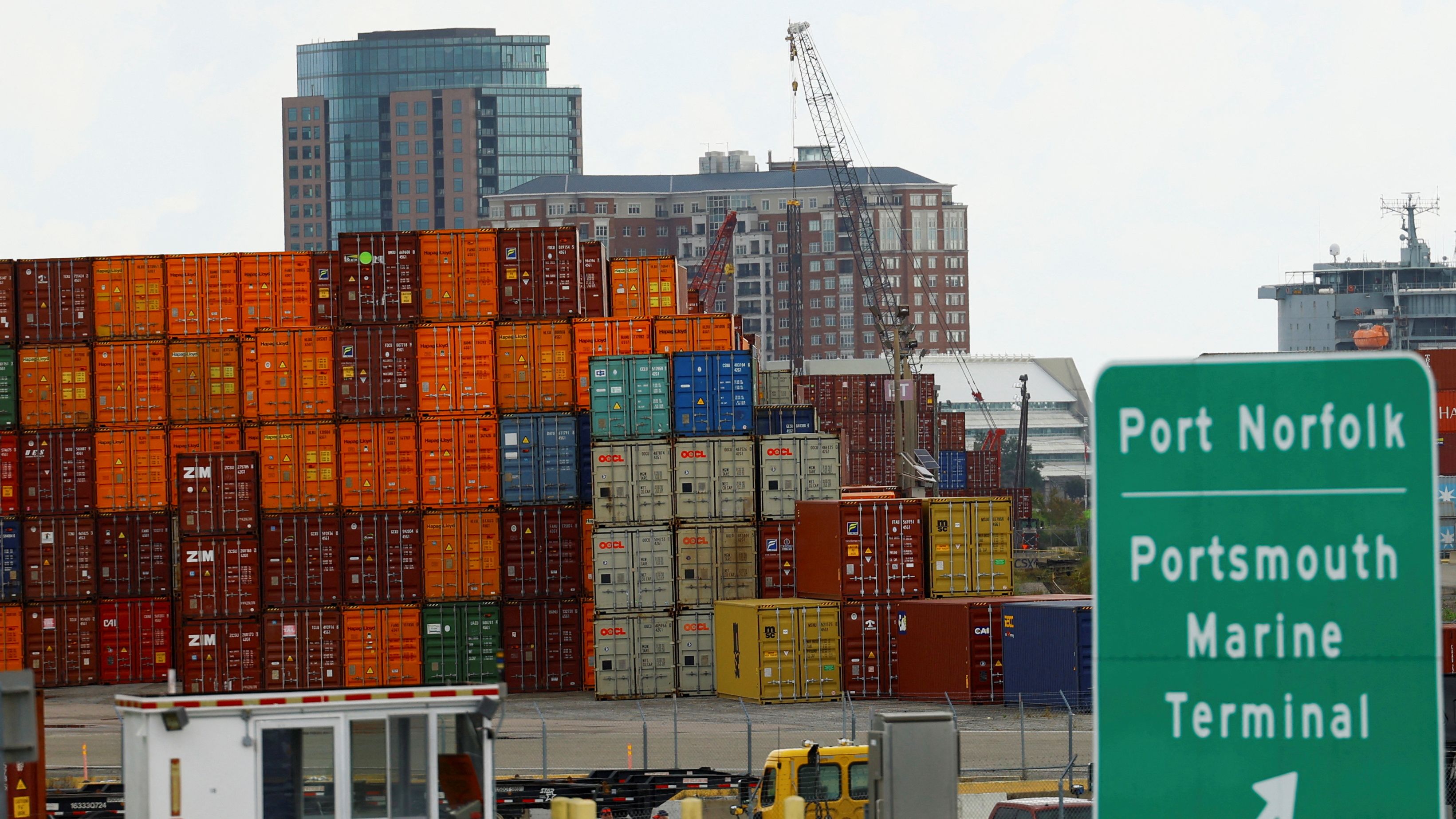 Stevedores reach an agreement to end the strike