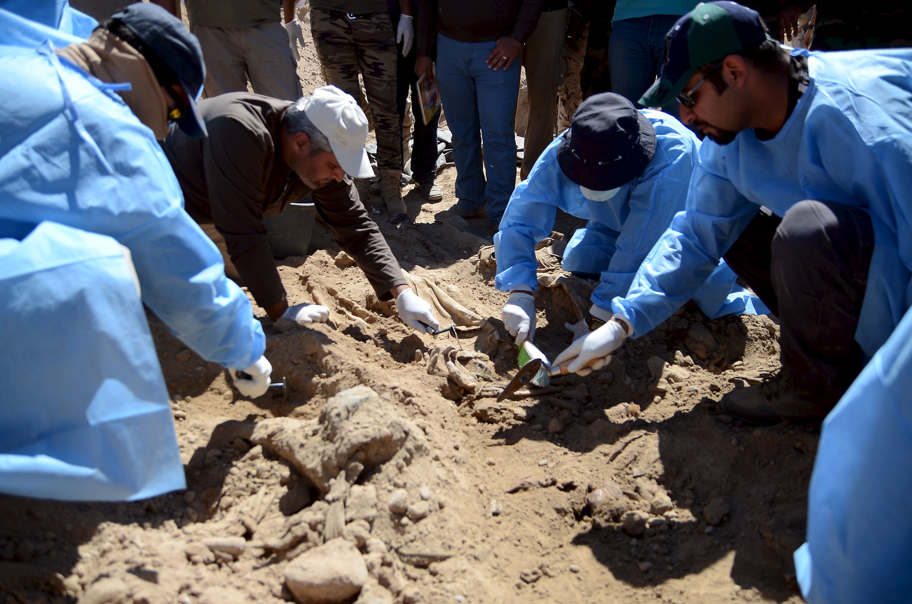Excavan en tikrit 12 fosas con restos de soldados iraquíes ejecutados por el estado islámico