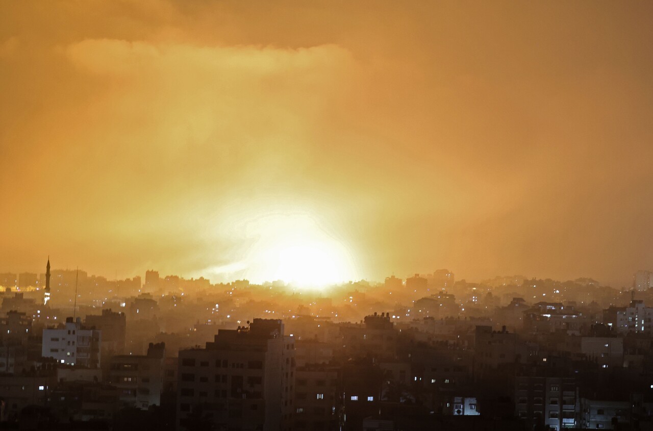 Explosión en Beit Lahia Una explosión ilumina al cielo nocturno en Beit Lahia, en el norte de Gaza. Foto: MOHAMMED ABED / AFP
