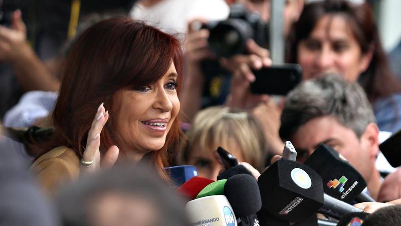 La expresidenta argentina Cristina Fernández atiende a la prensa tras declarar el pasado mes de octubre
