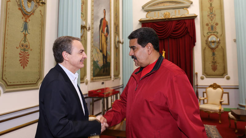  El expresidente del Gobierno, José Luis Rodríguez Zapatero, junto al presidente de Venezuela, Nicolás Maduro, durante su encuentro en el Palacio de Miraflores en Caracas (Venezuela)