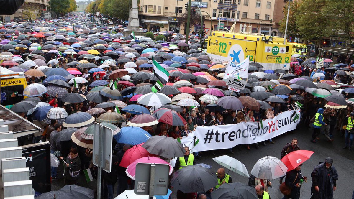 Los extremeños se manifiestan para reclamar un tren del siglo XXI
