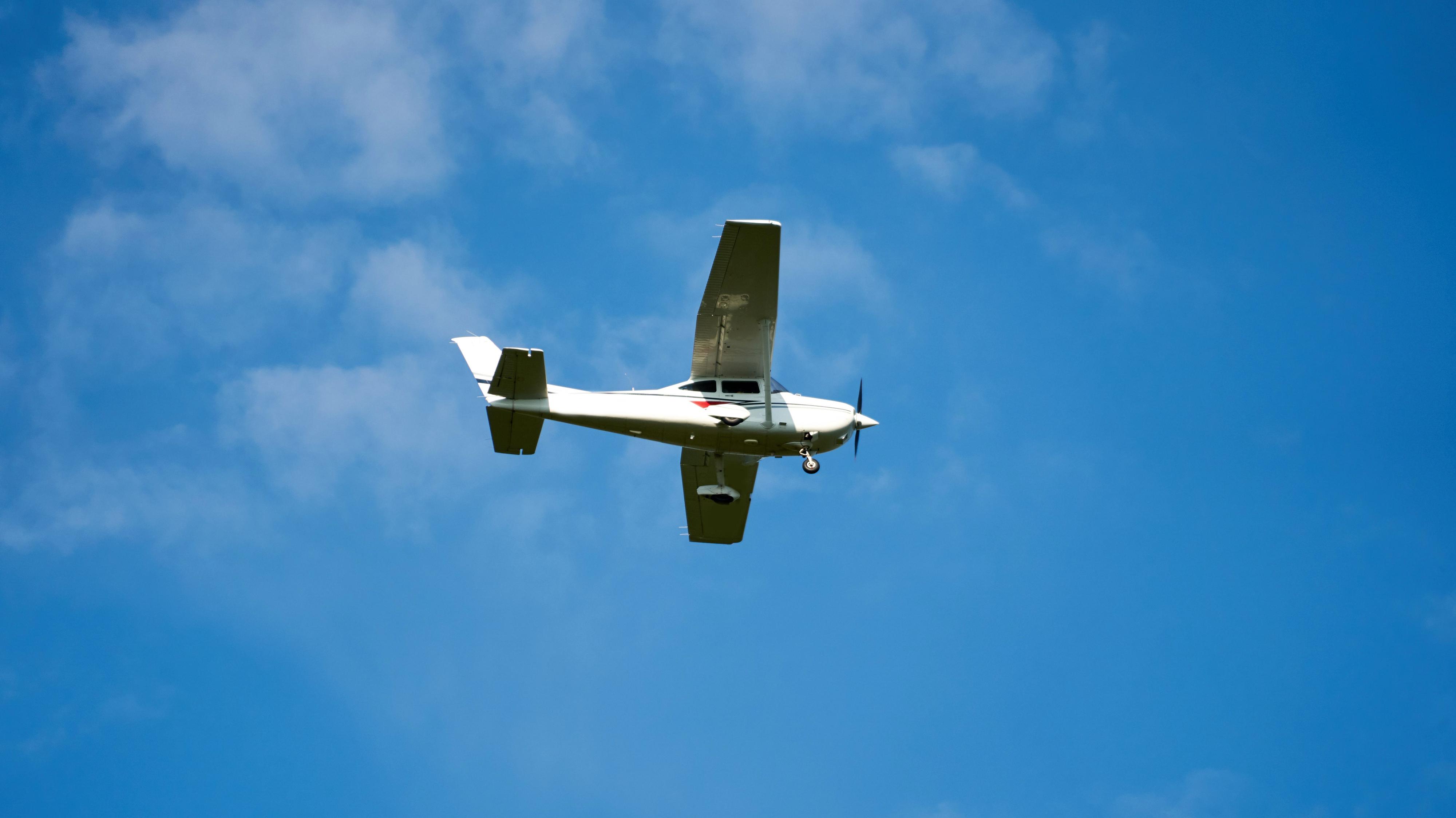 Mueren dos personas tras estrellarse una avioneta en una zona de monte de Cimanes del Tejar, León