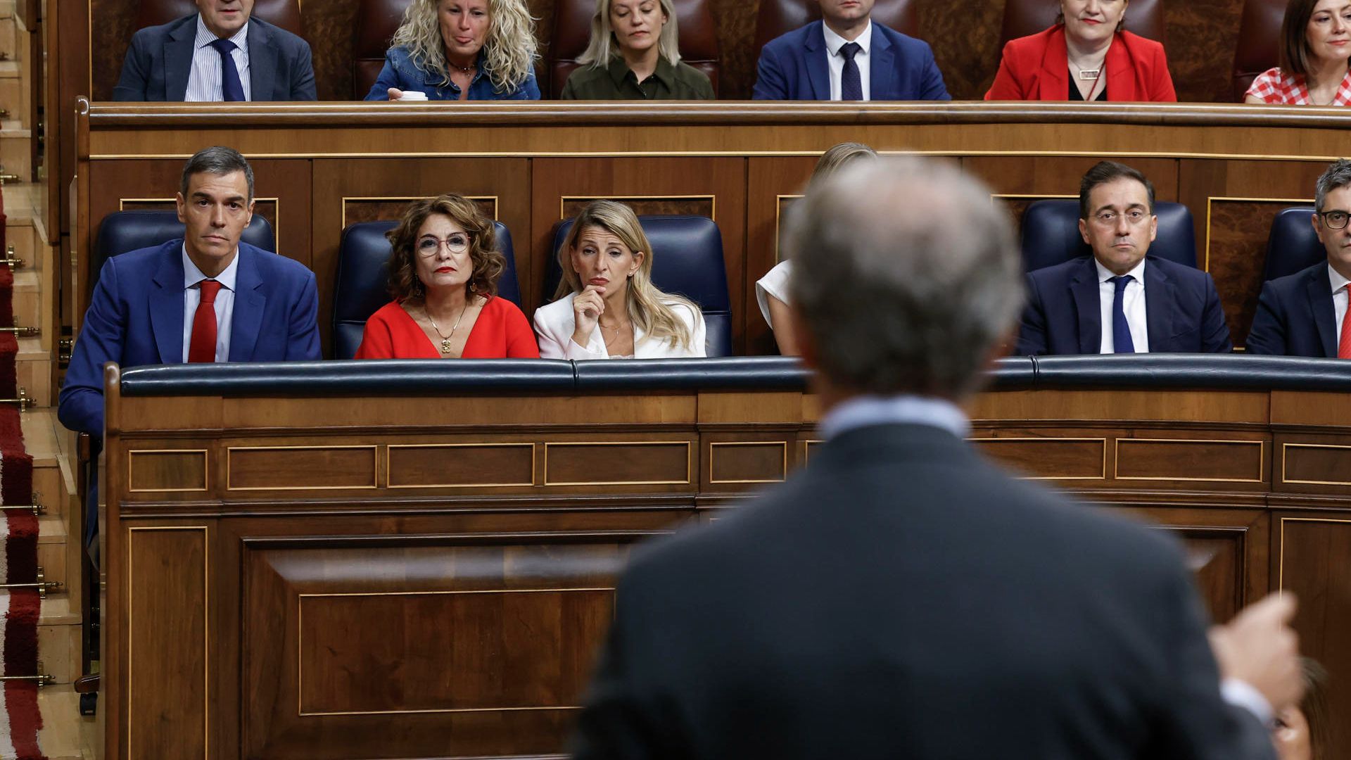 Feijóo dice que en Ferraz "los billetes corren como en un prostíbulo" y Sánchez responde: "La 'caja B' existió en su partido"