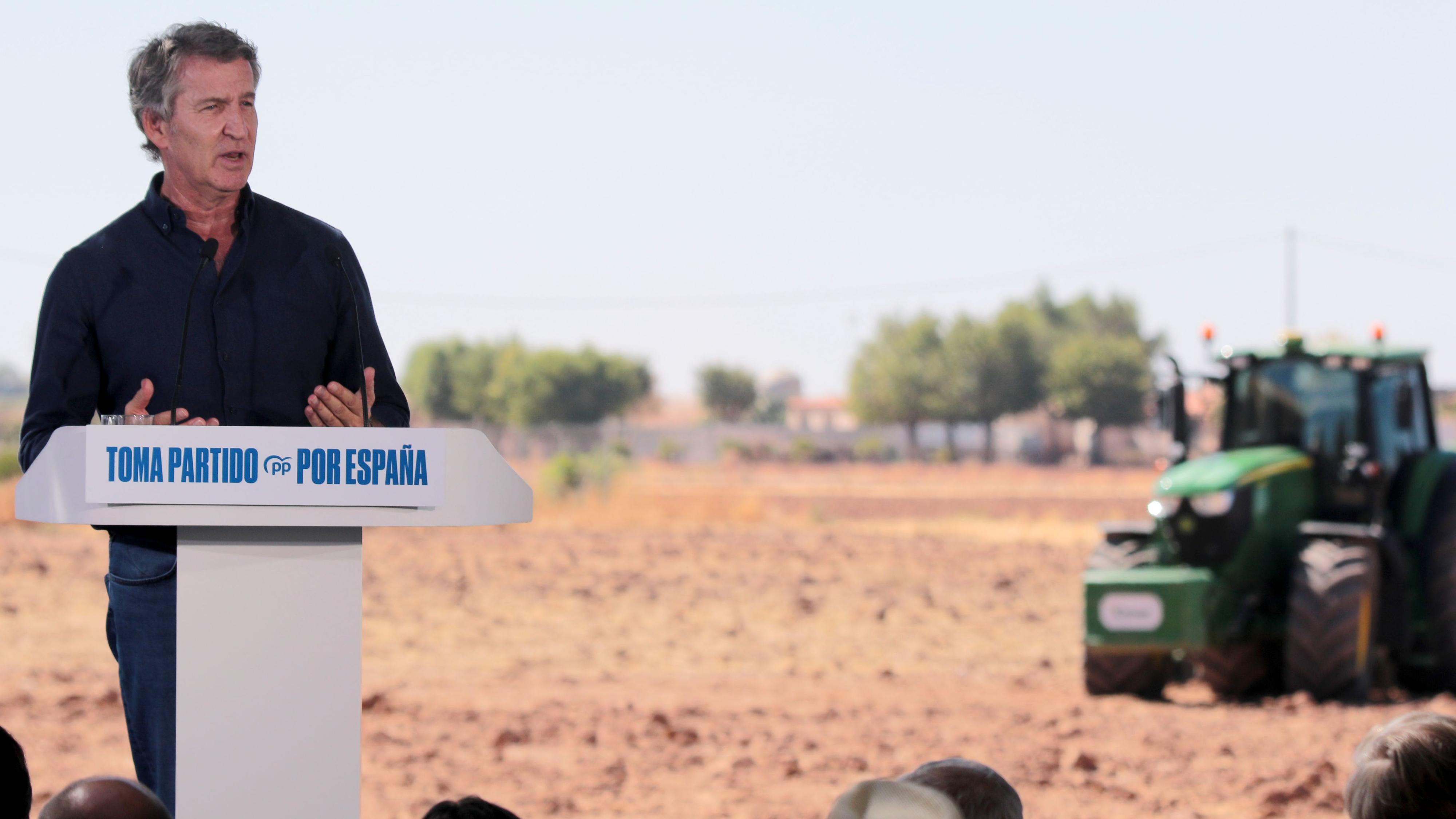 Feijóo presenta un plan para el campo y critica la política actual de España: "El ruido impide hablar de cualquier cosa"