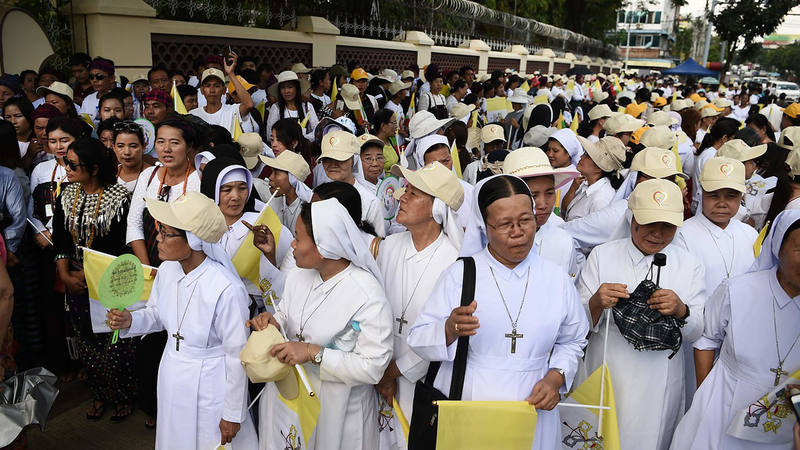 Fieles católicos esperan al papa en Rangún