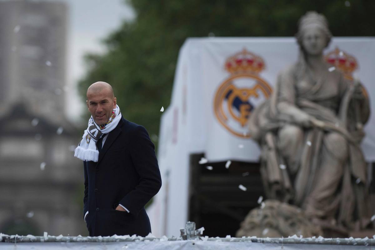 Zinedine Zidane sonríe por la victoria en la Plaza de la Cibeles