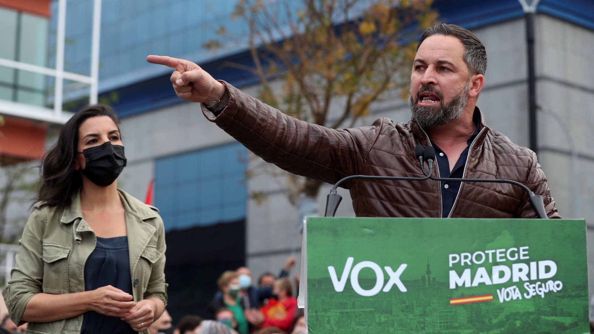 4M: Investigan por delito de odio un cartel de Vox contra los menas