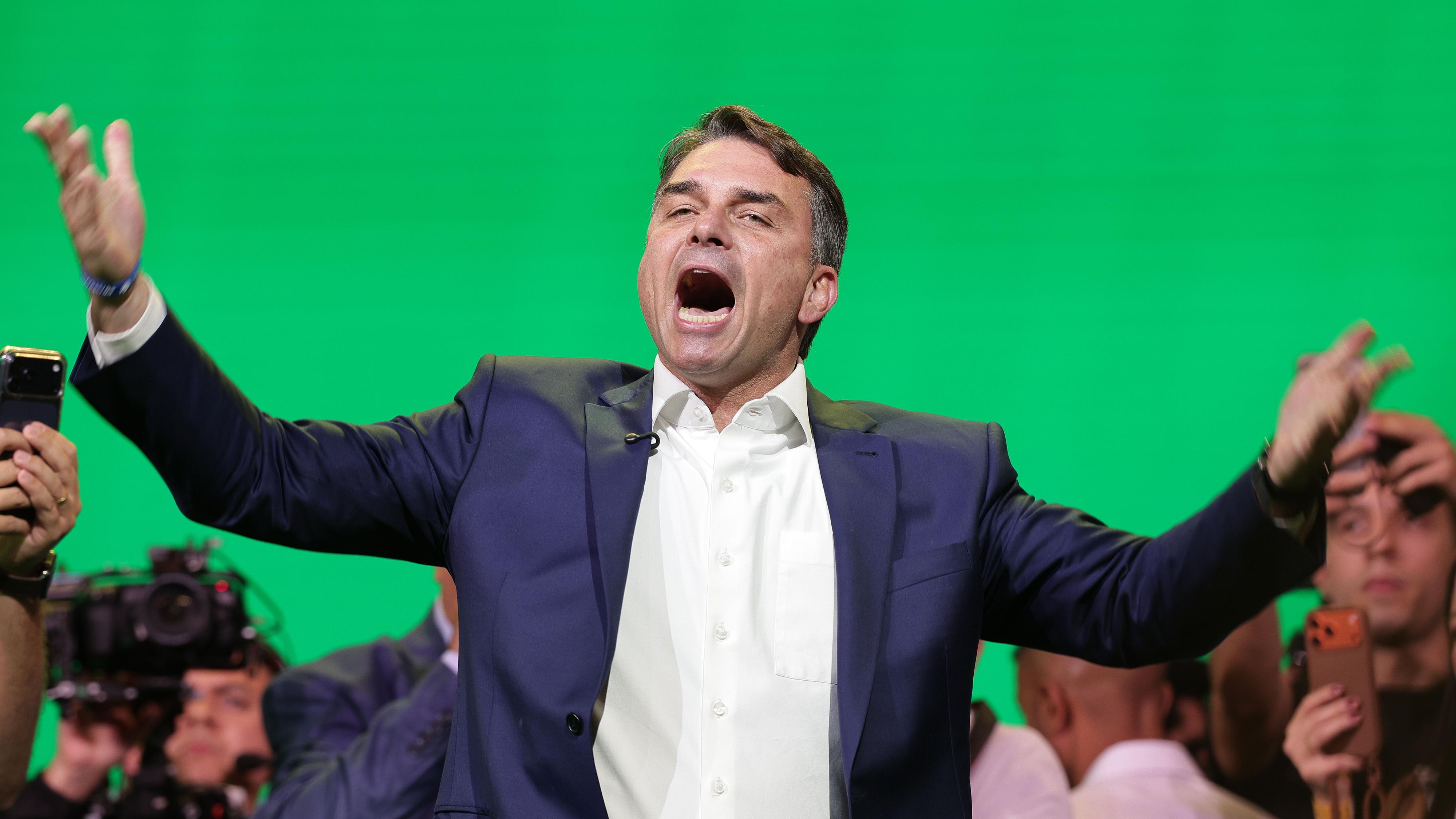 Flávio Bolsonaro oficializa su candidatura presidencial en Brasil