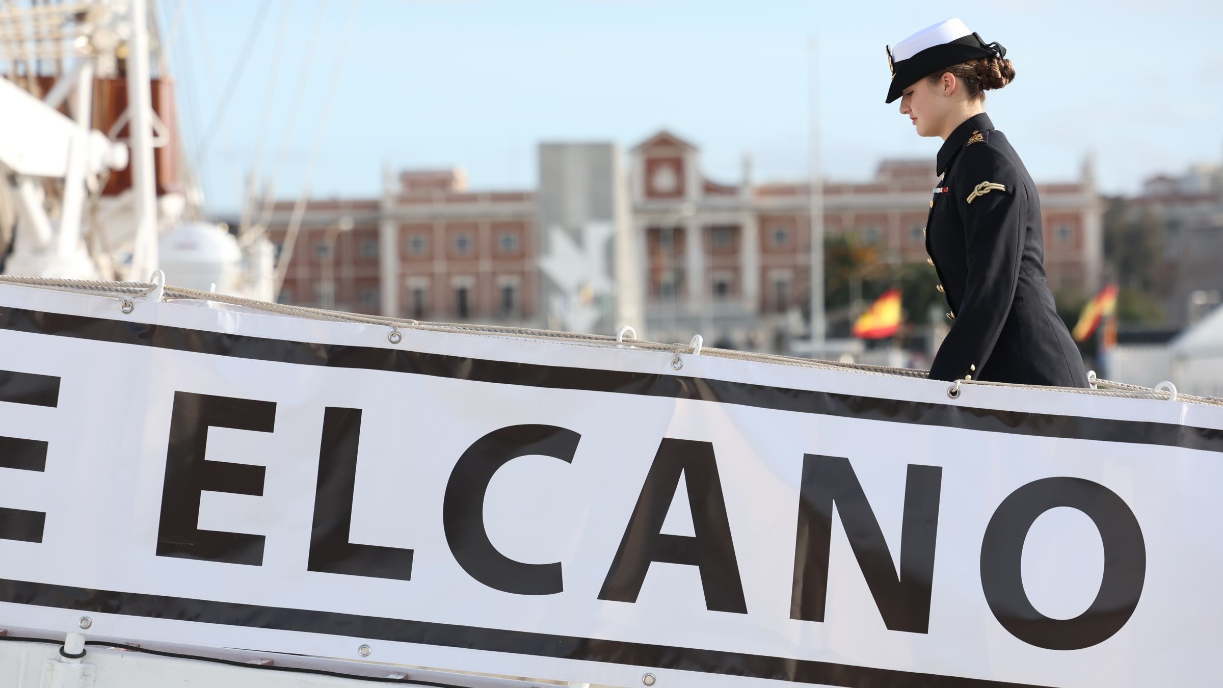 La princesa Leonor se embarca en el buque Juan Sebastián de Elcano para emular el periplo de su padre hace 38 años