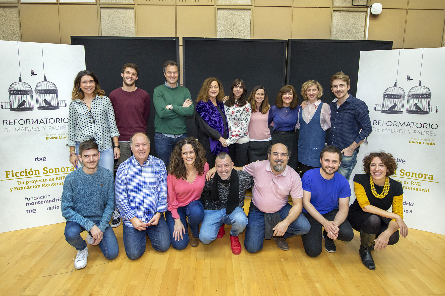 Foto de familia con todos los actores de 'Reformatorio' Foto de familia con todos los actores de 'Reformatorio'