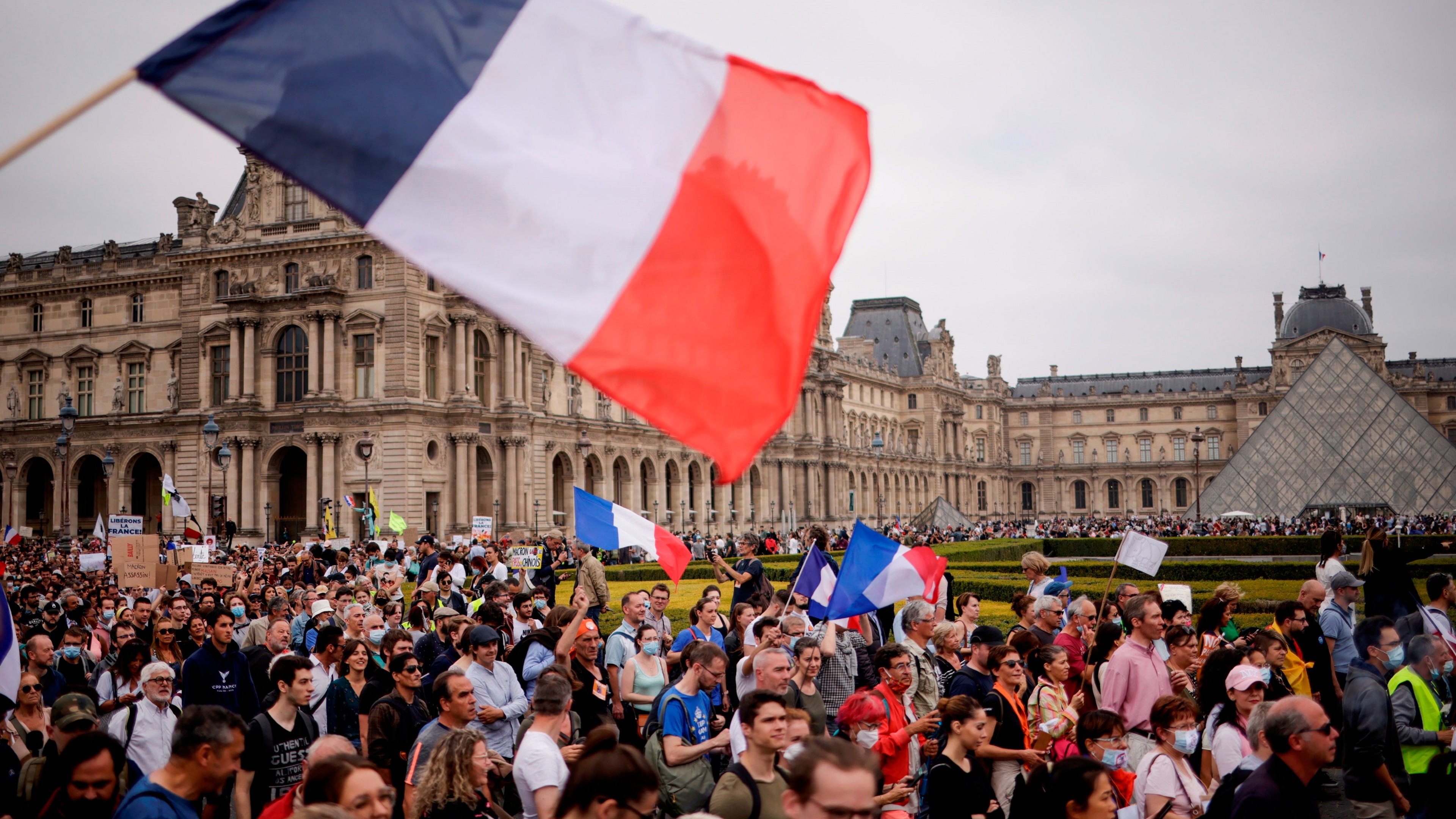 Francia | Miles De Personas Protestan Contra La "dictadura Sanitaria"