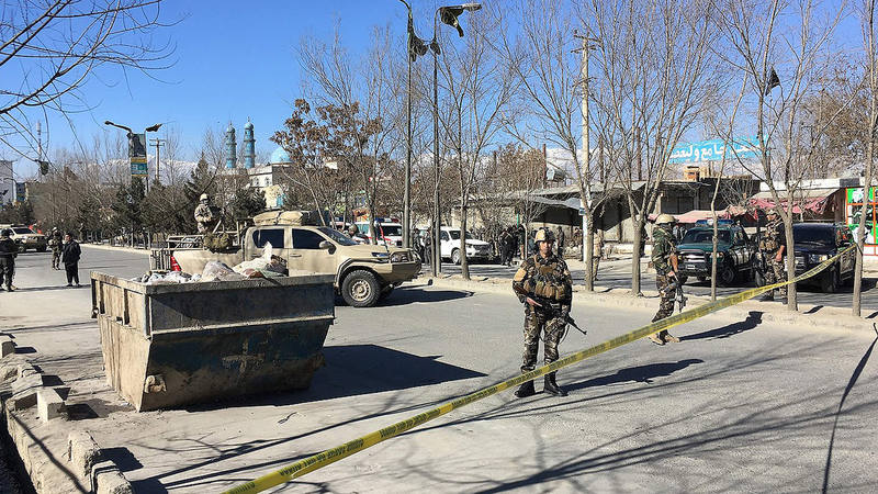 Fuerzas de seguridad afganas en las cercanías del lugar donde ha sido atacado un centro cultural chií, en Kabul