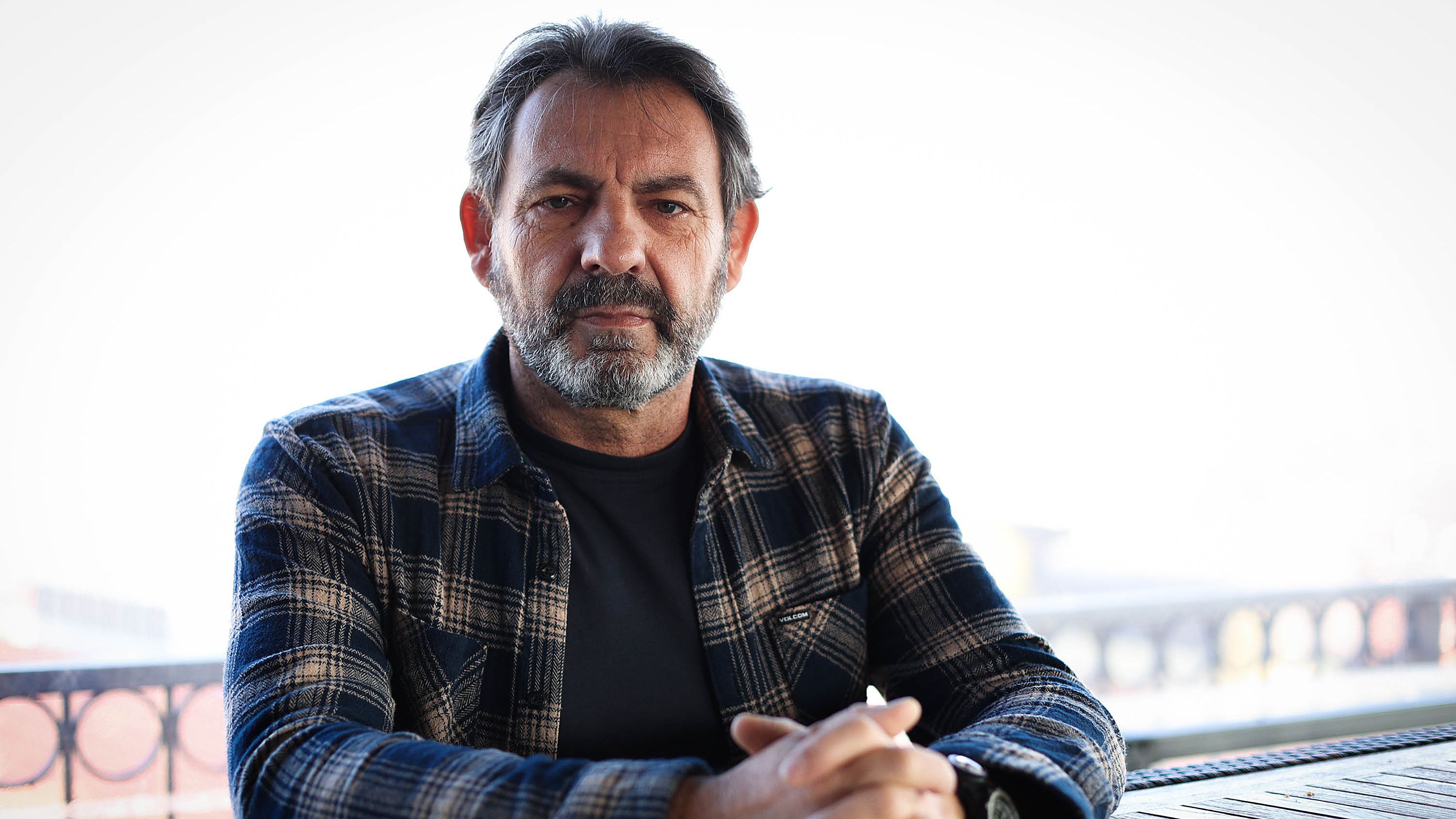 El fundador de Open Arms critica "el desprecio por la dignidad humana" de Abascal: "Recuerda a los discursos más oscuros"