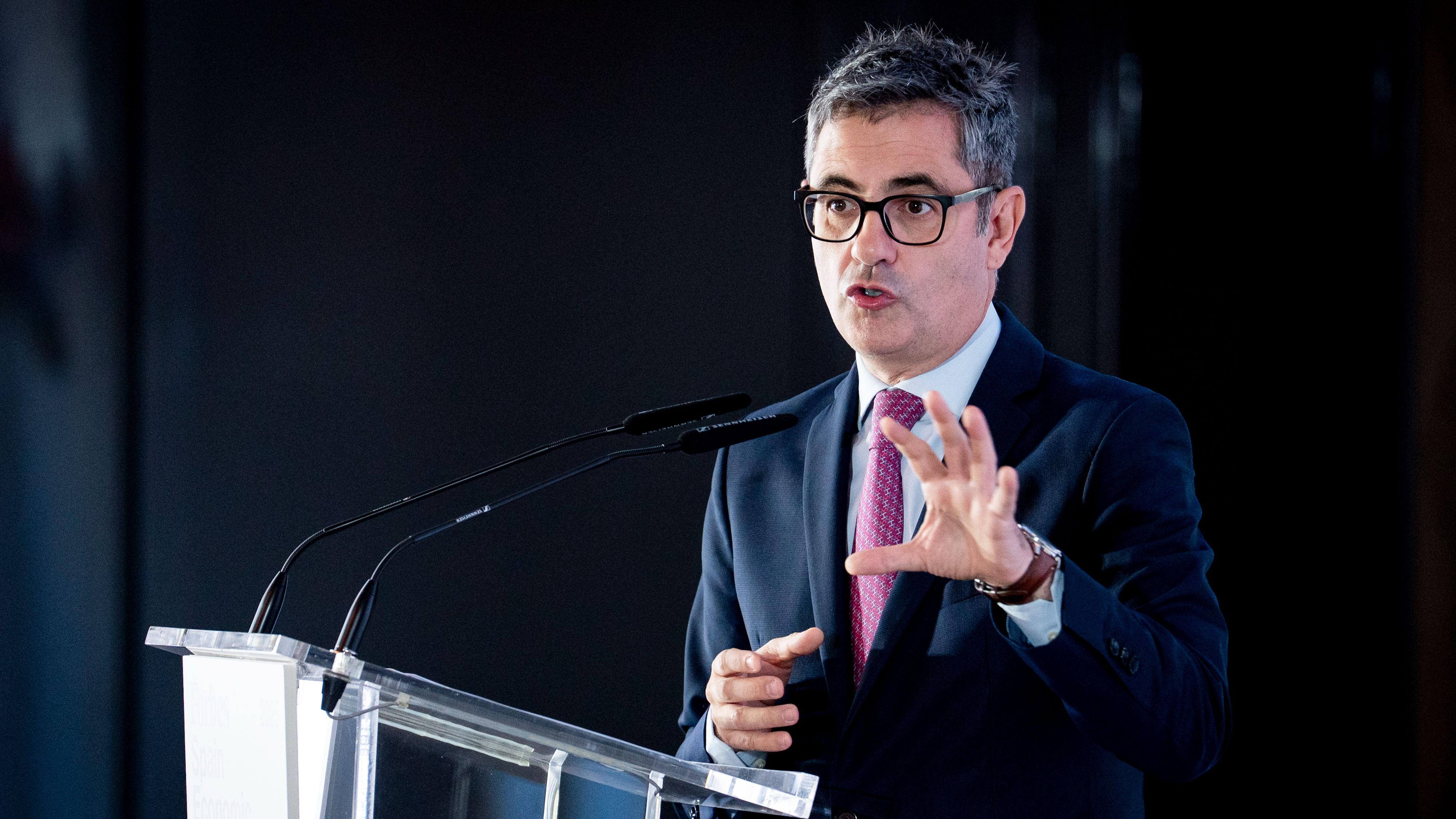 El Gobierno acusa a Feijóo de "comprar" la "xenofobia" de Vox con su visado "antiinmigración": "Conseguirá que le engulla"