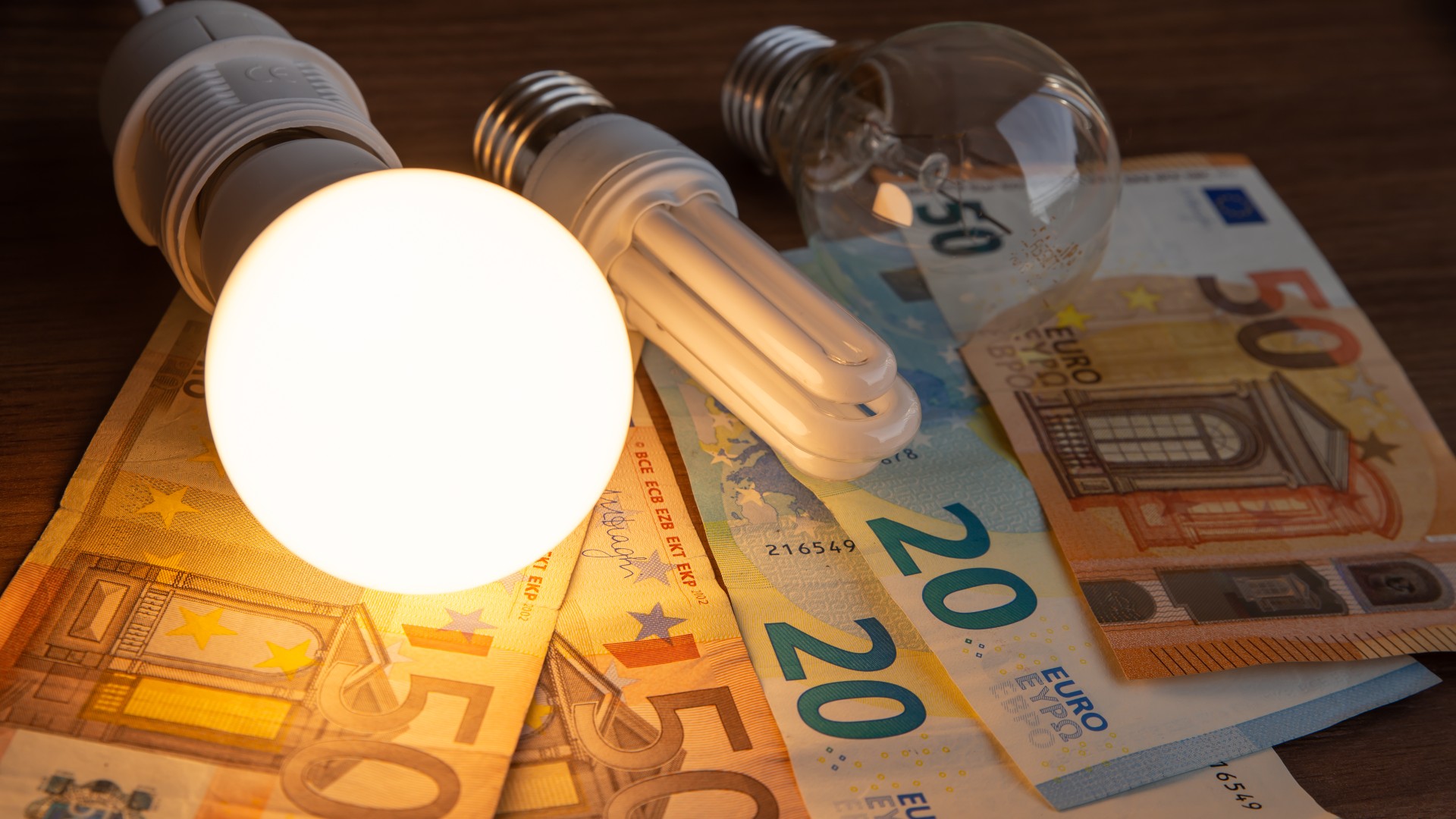 El Gobierno aprobará este jueves la bajada del IVA de la luz del 21 al ...