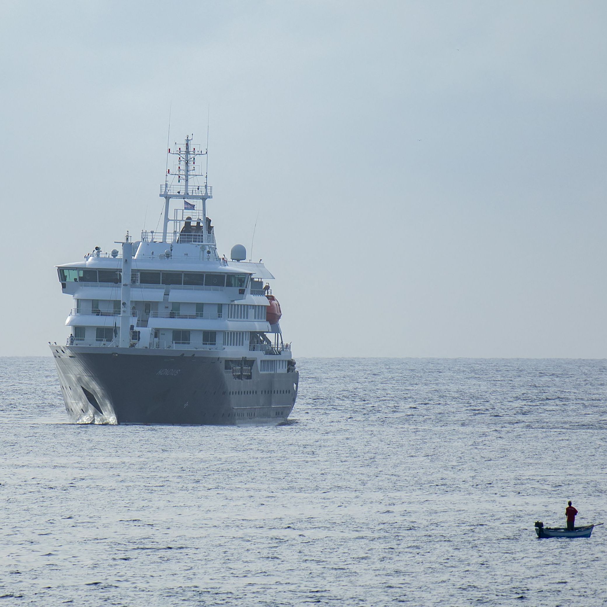 Gobierno canario: "El crucero continuará su tránsito sin detenerse en Canarias, salvo que fuera necesario"