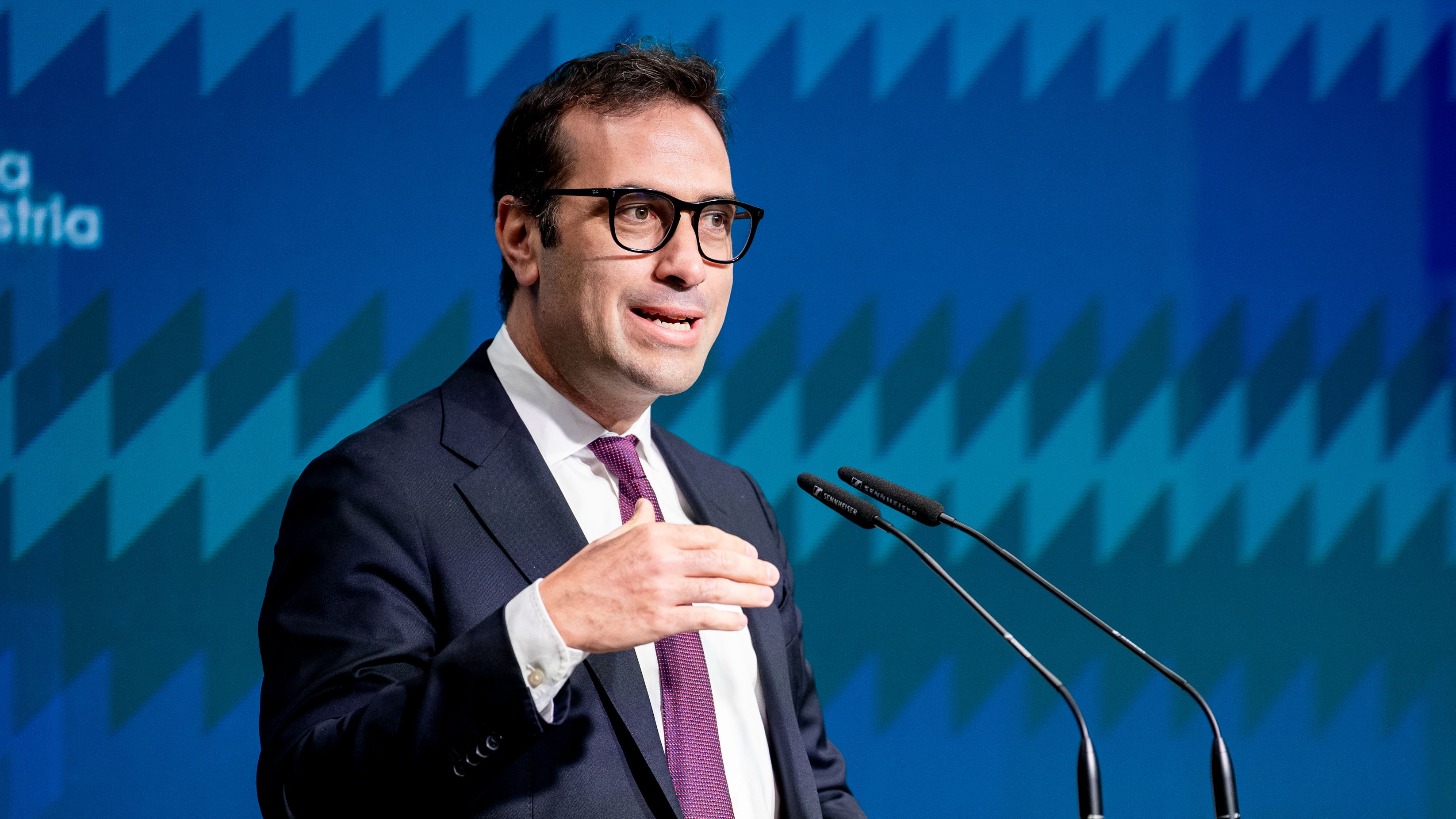 El Gobierno eleva al 2,7% el crecimiento de España este año, una décima más de lo previsto