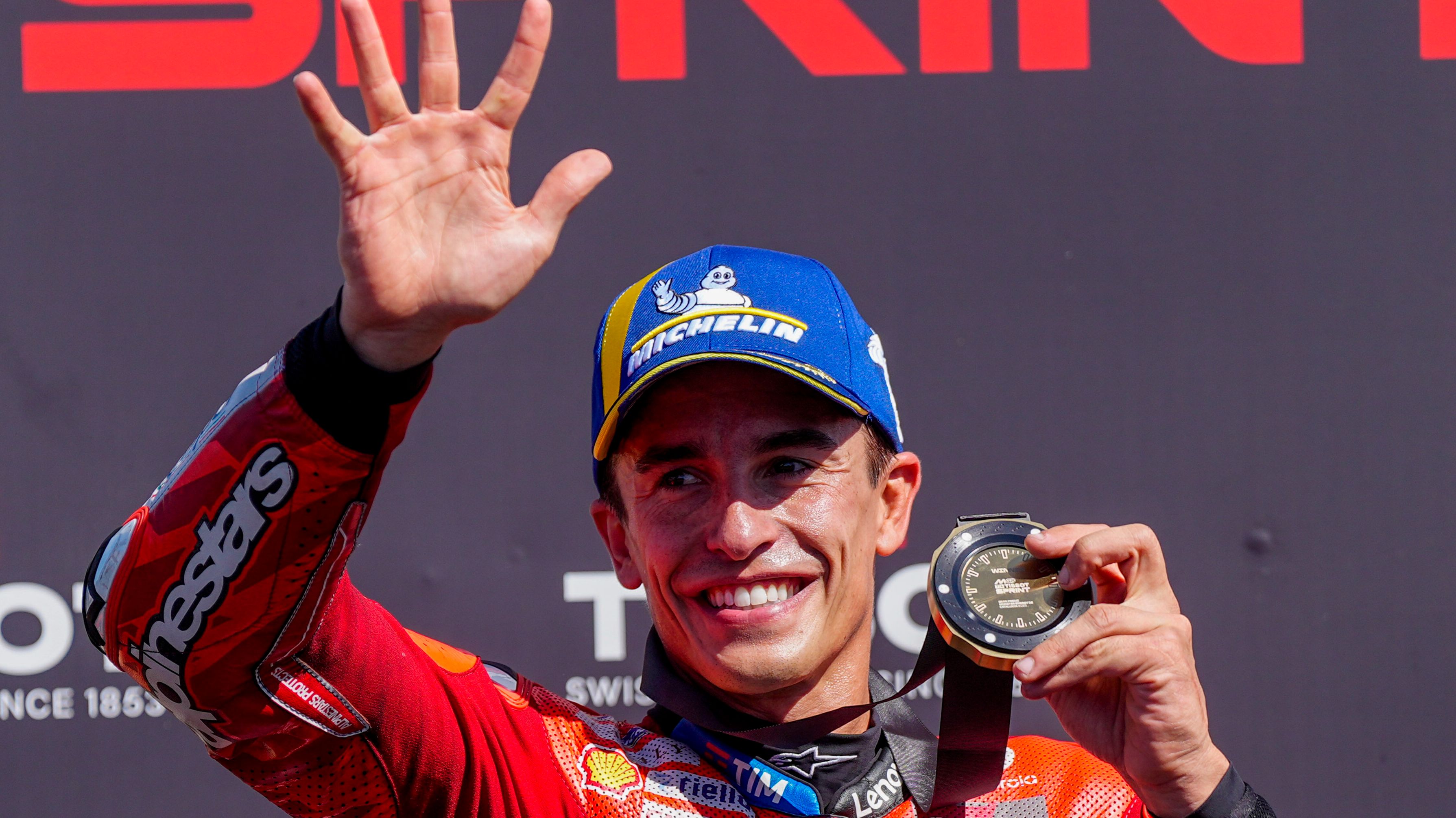 Márquez aprovecha la caída de su hermano Alex para apuntarse la carrera al 'sprint' y dejar el Mundial a tiro