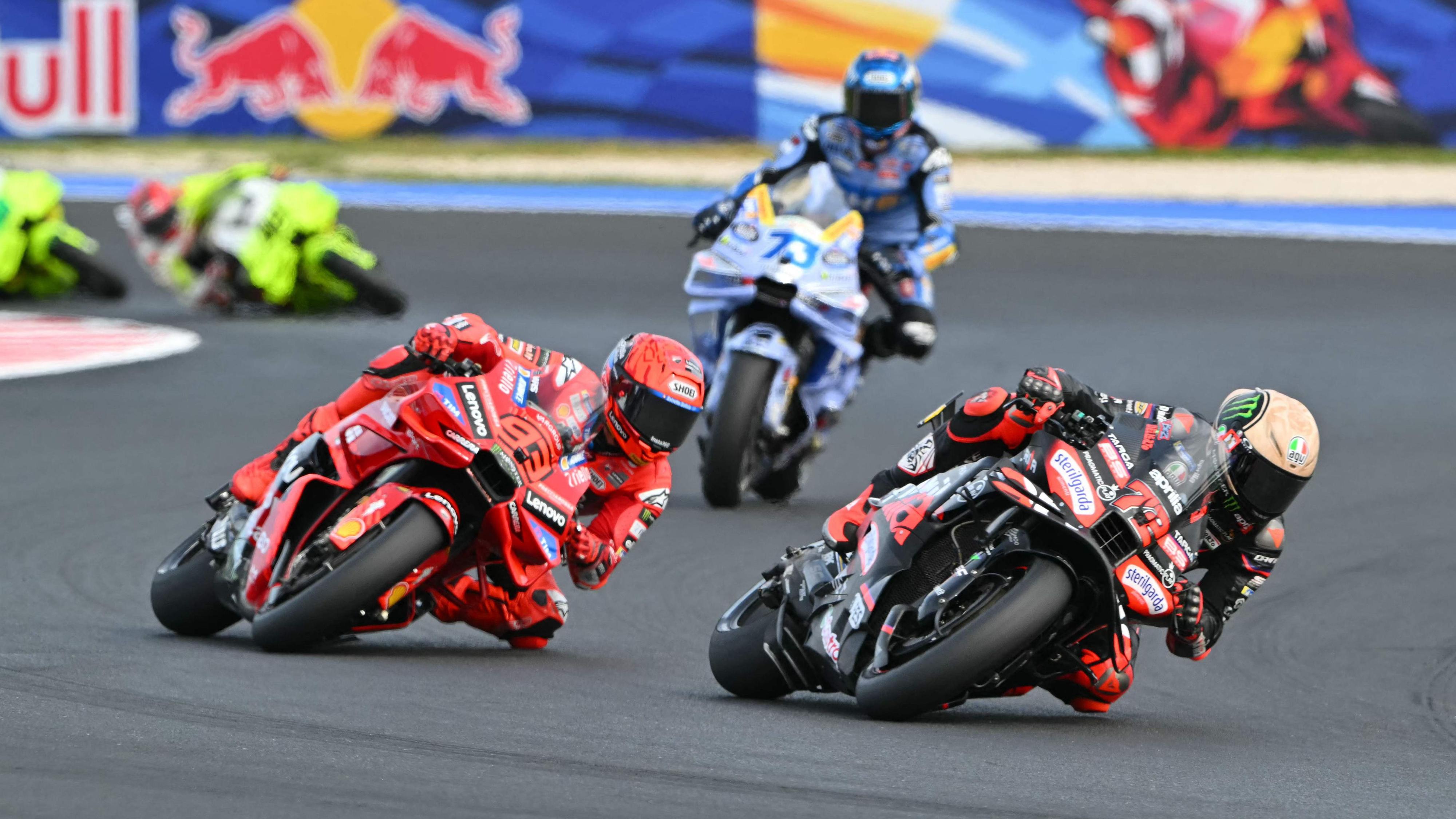 Bezzecchi se adjudica la carrera al 'sprint' en San Marino tras la caída de Marc Márquez