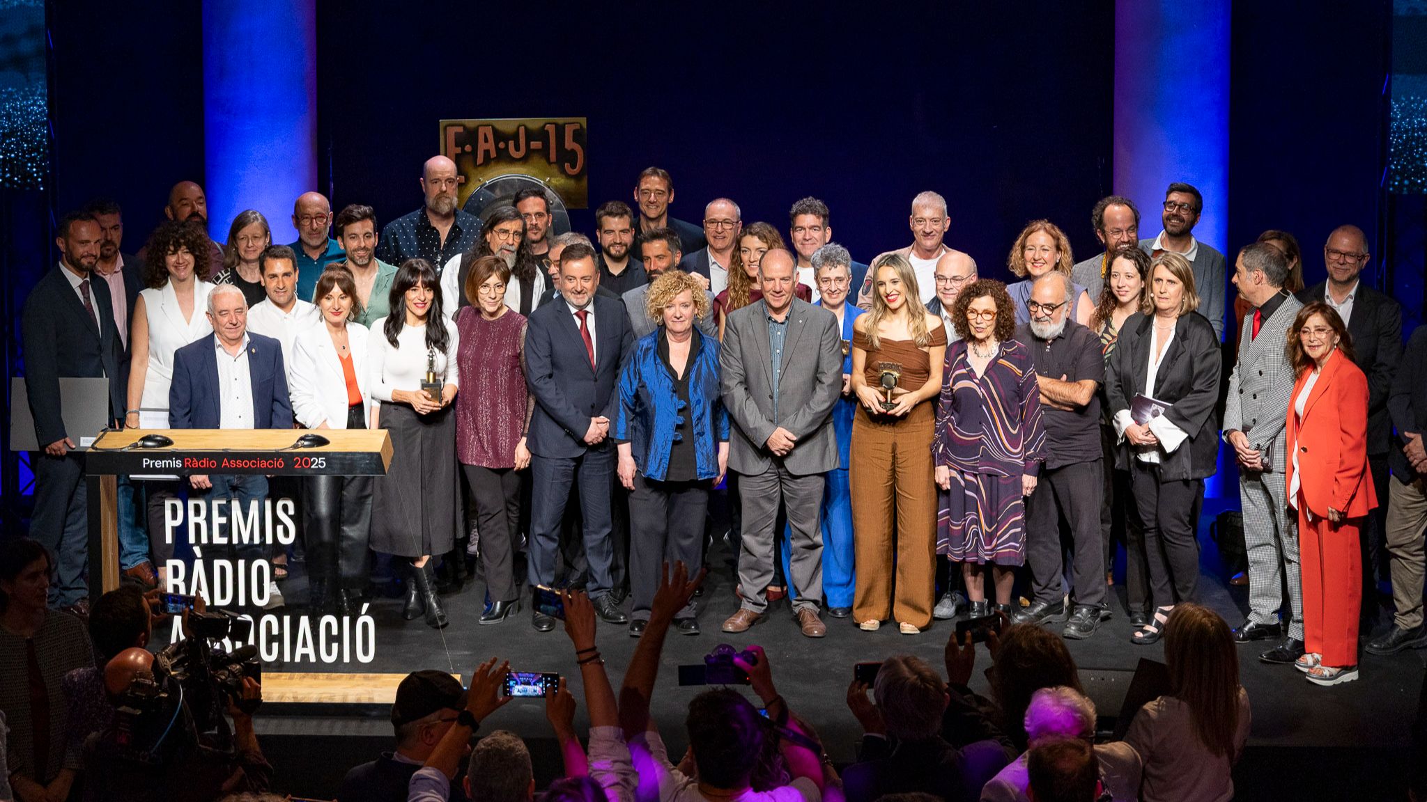 Foto de família dels guardonats als Premis Ràdio Associació 2025