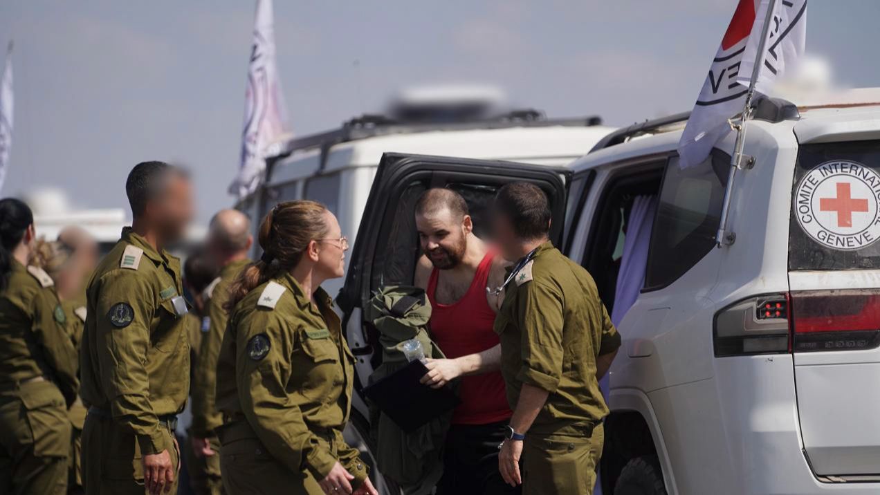 Hamás entrega los cuerpos de otros cuatro rehenes mientras siguen las denuncias de ataques israelíes en la Franja