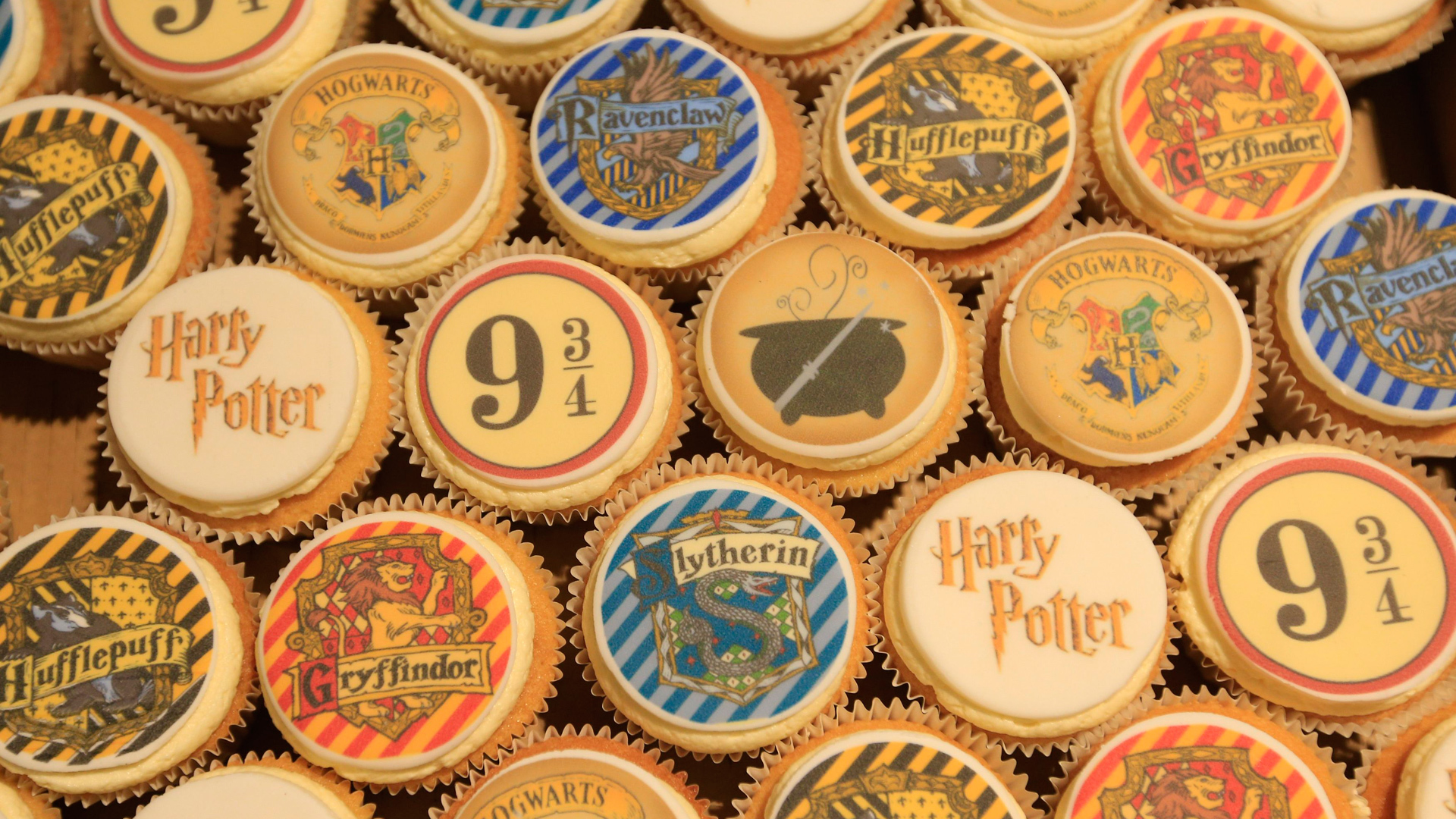 Harry Potter  Coleccionistas⚡ on Instagram: ¡Mantén tus accesorios  mágicos todos los días de la semana! Ya sea que vayas a Hogsmeade o Hogwarts,  estos tonos dorados Harry Potter agregarán un toque