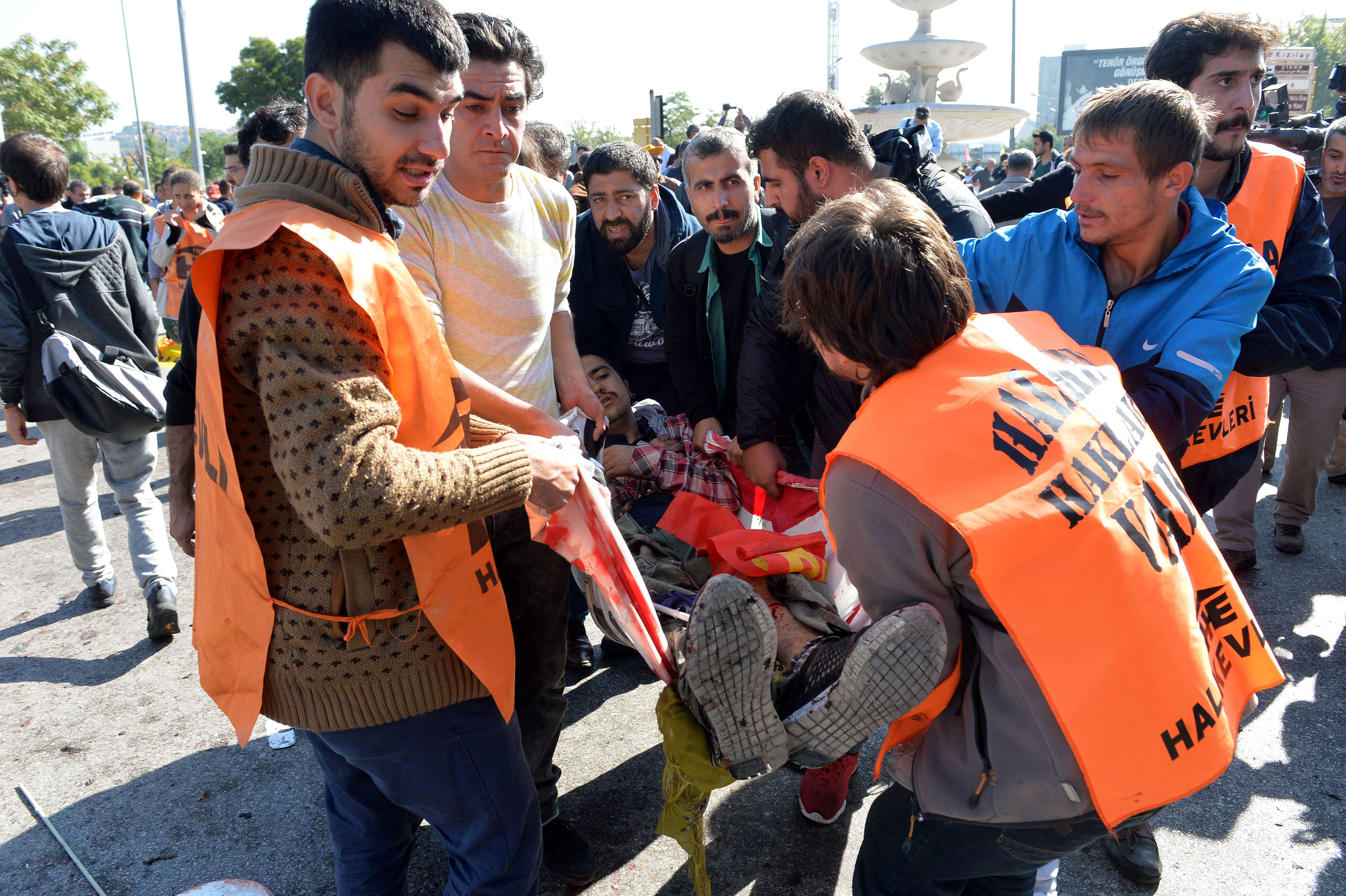 Los heridos son atendidos tras el atentado