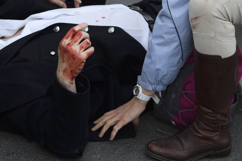 Un hombre herido es asistido sobre el puente de Westminster.