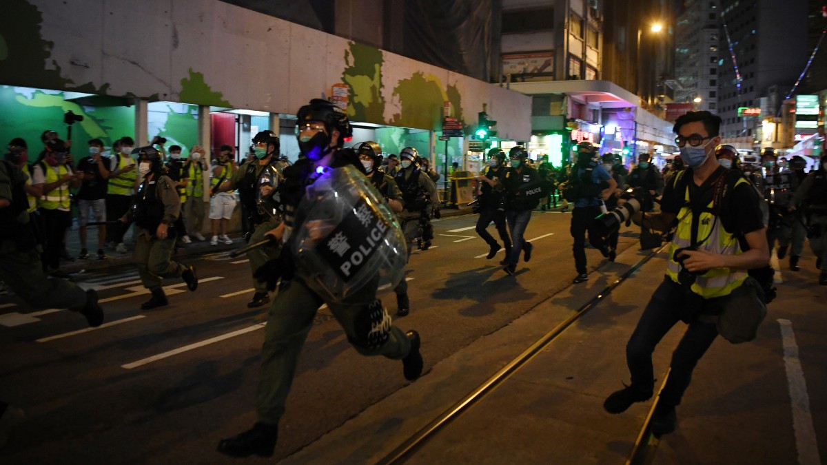 La policía de hong kong dispersa una manifestación para conmemorar el aniversario de las protestas contra pekín