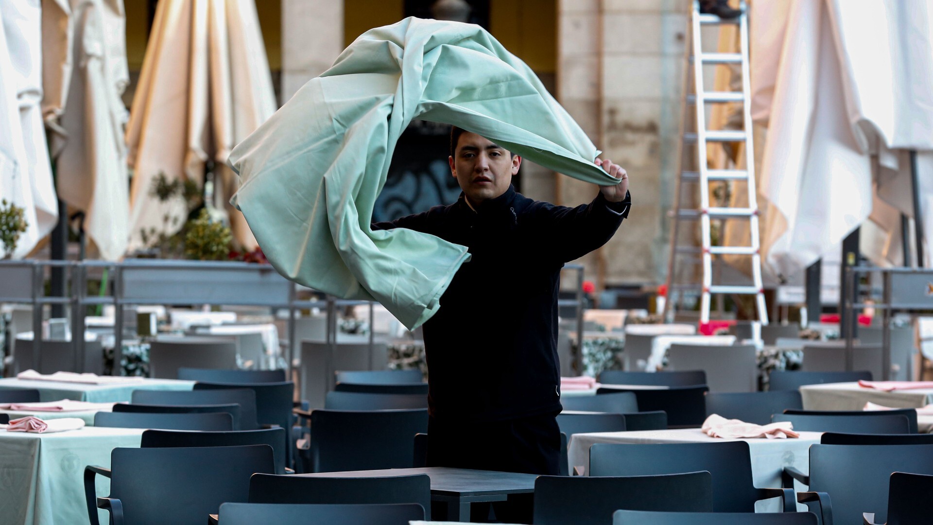 https://img.rtve.es/imagenes/hosteleria-falta-camareros-condiciones-laborales/1687368626747.jpg