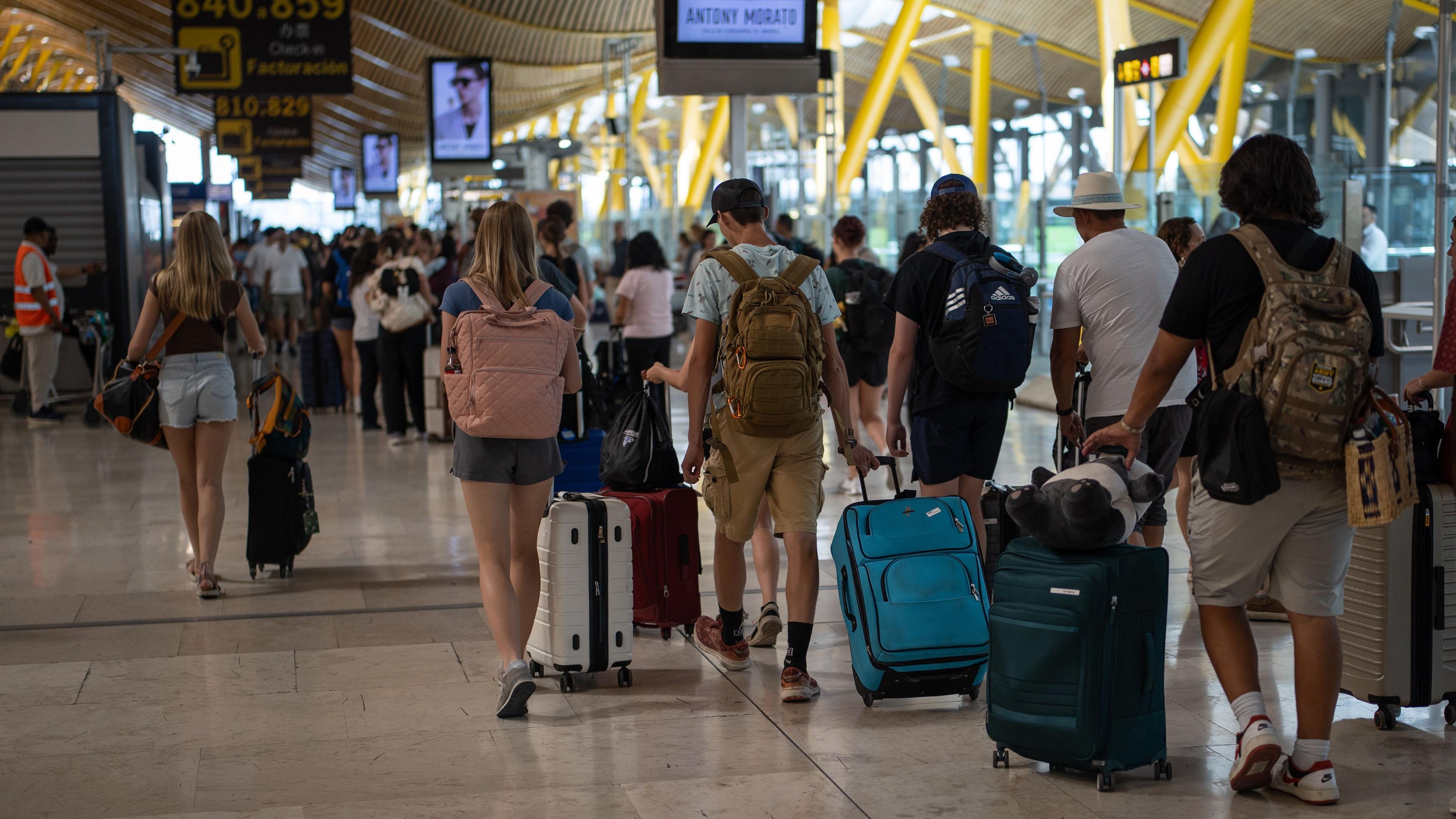 La huelga del personal de seguridad en el aeropuerto de Barajas en Madrid deja una mañana de largas colas y retrasos