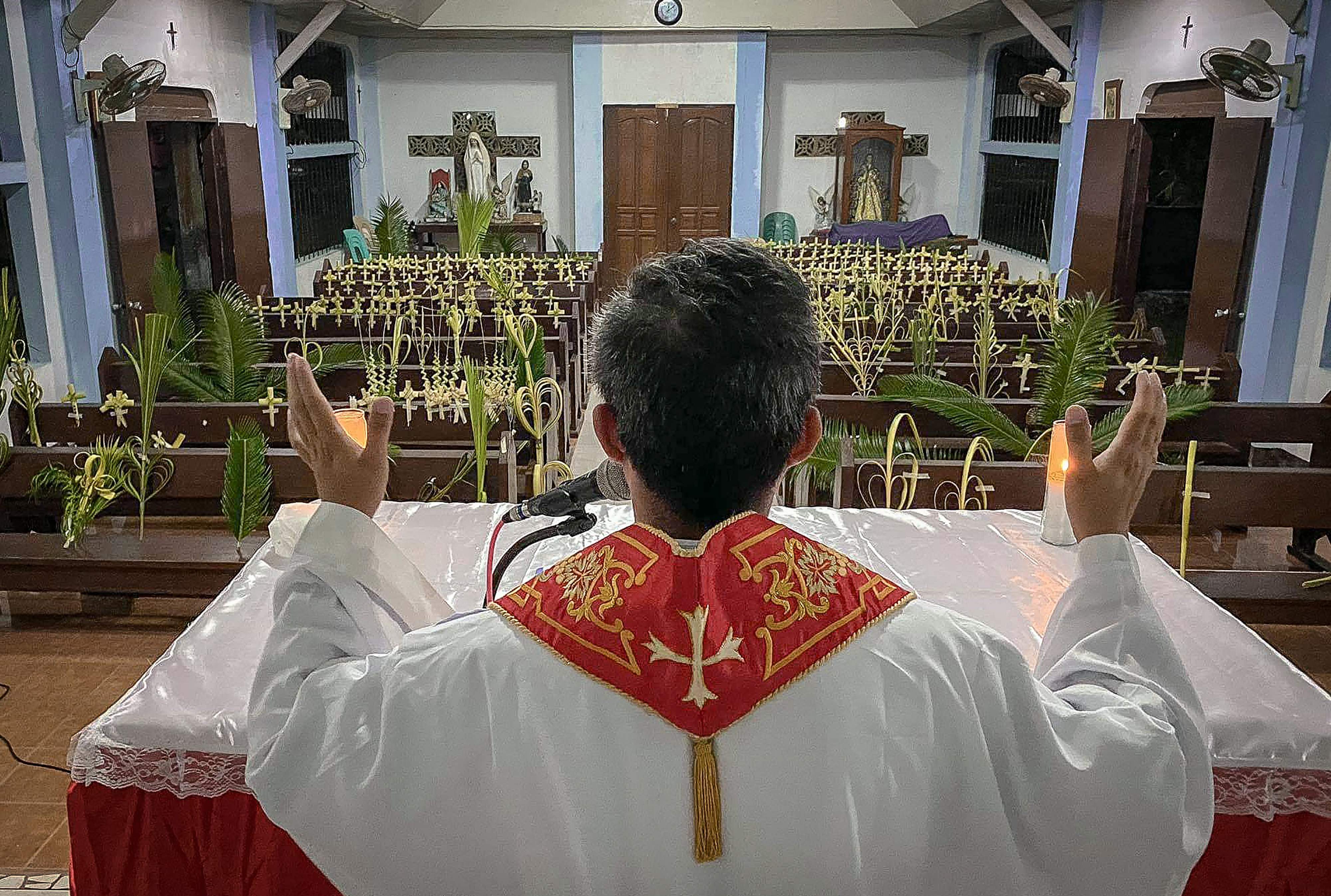 Iglesias vacías en Filipinas Un sacerdote celebra la misa del Domingo de Ramos en una iglesia vacía de la ciudad de Borongan, en Filipinas.