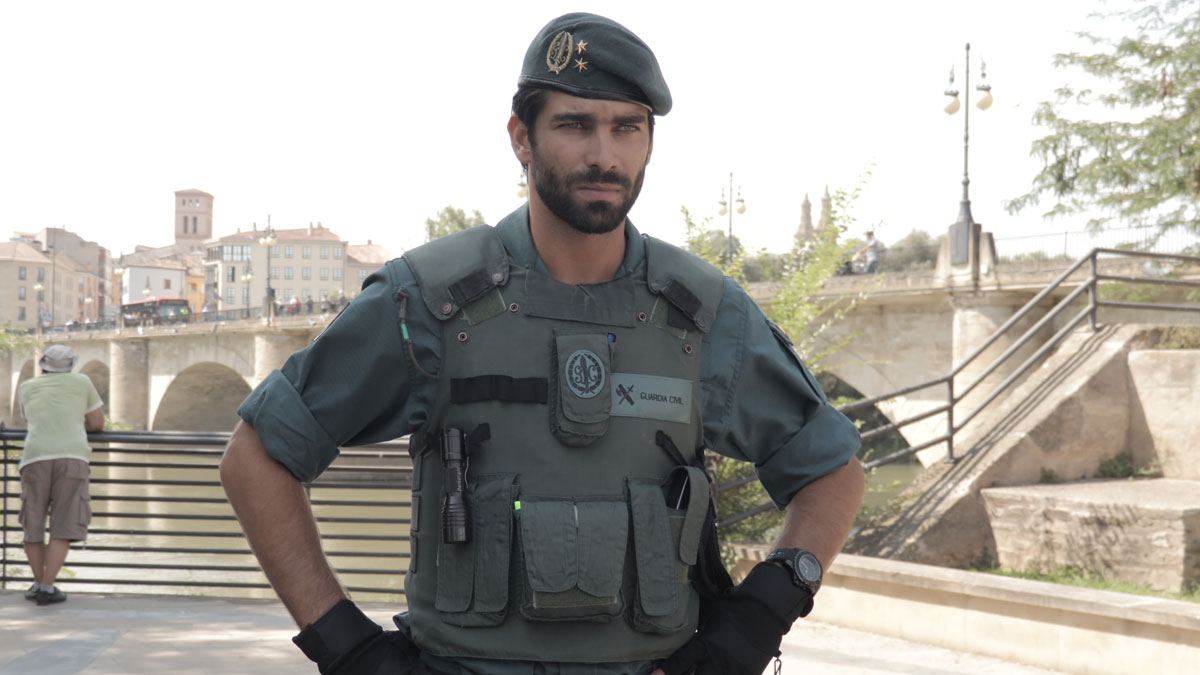 Imagen del capítulo 1 de 'Olmos y Robles' Rubén Cortada da vida a Agustín Robles, un laureado agente del GAR de la Guardia Civil