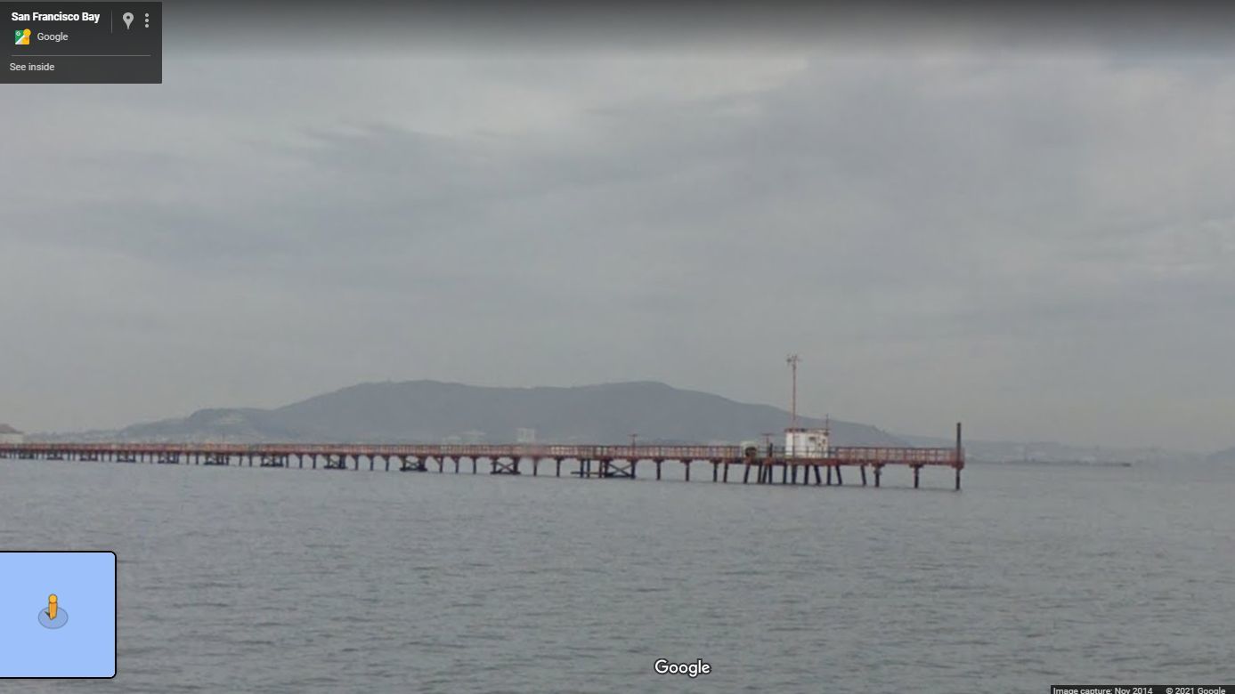 Imagen en la que se ve una caseta blanca en el extremo de un espigón que conecta con el aeropuerto de San Francisco