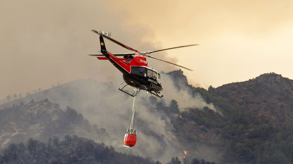 El incendio de artana, en castellón, alcanza la sierra de espadán y sigue sin control