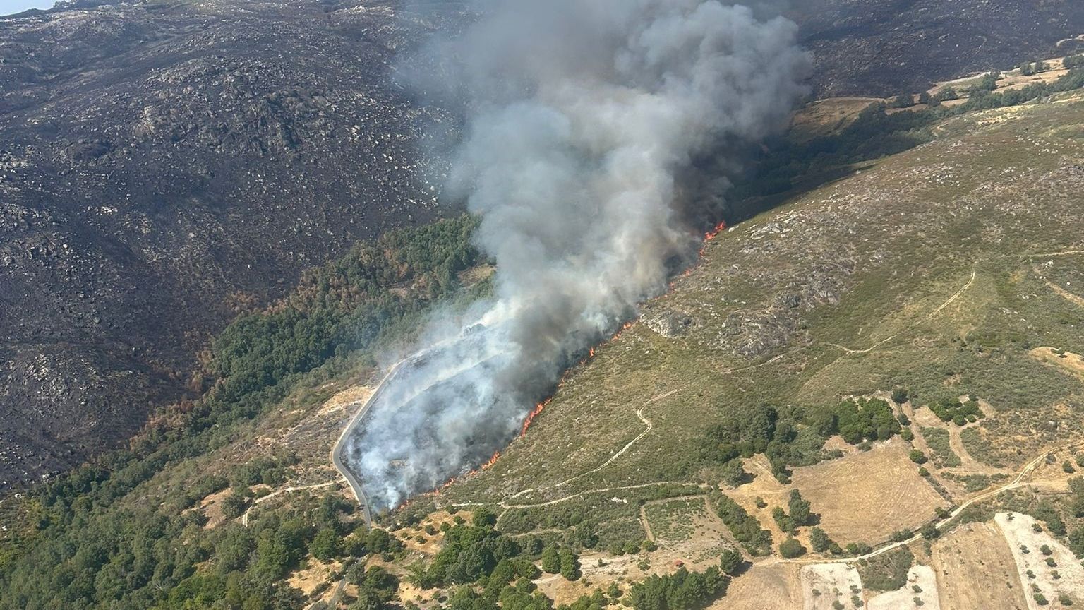 Continúan los trabajos de extinción de los fuegos de Castromil, entre Orense y Zamora, y de Urraúl Alto, en Navarra